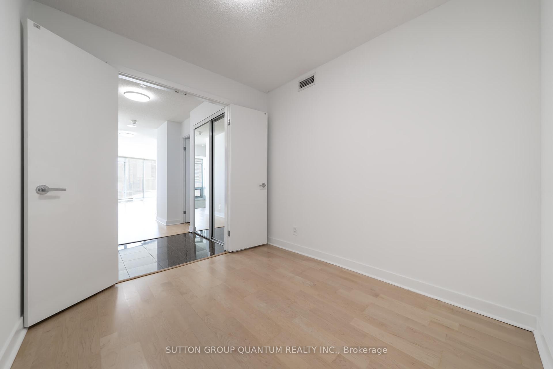 3 Bedrooms Condo at 81 Navy Wharf,  Toronto For sale