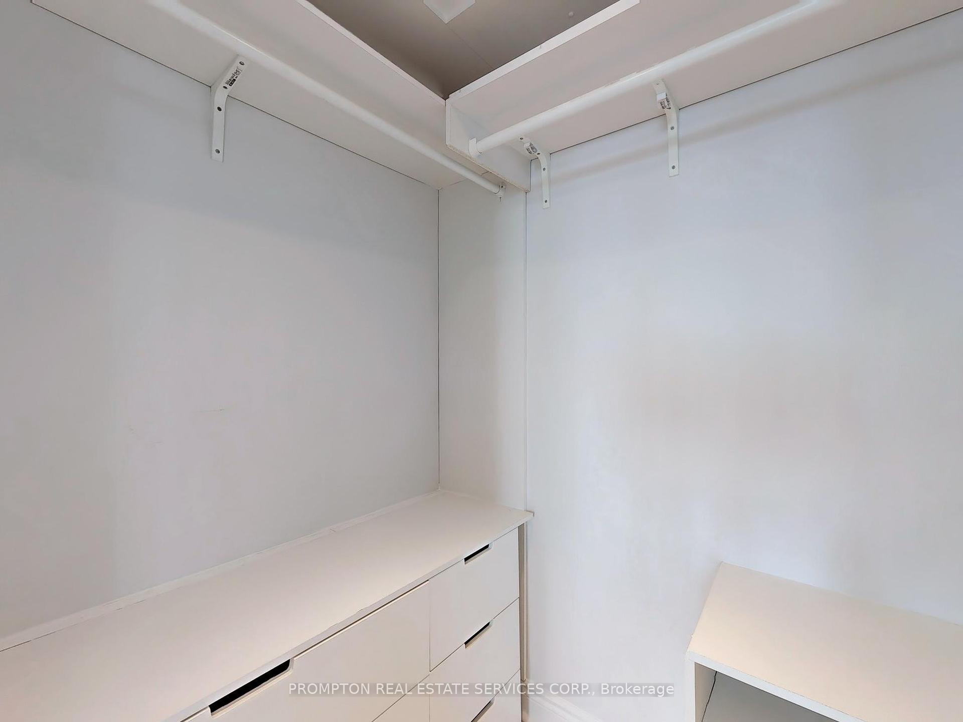 2 Bedrooms Condo at 15 Greenview, Toronto For sale
