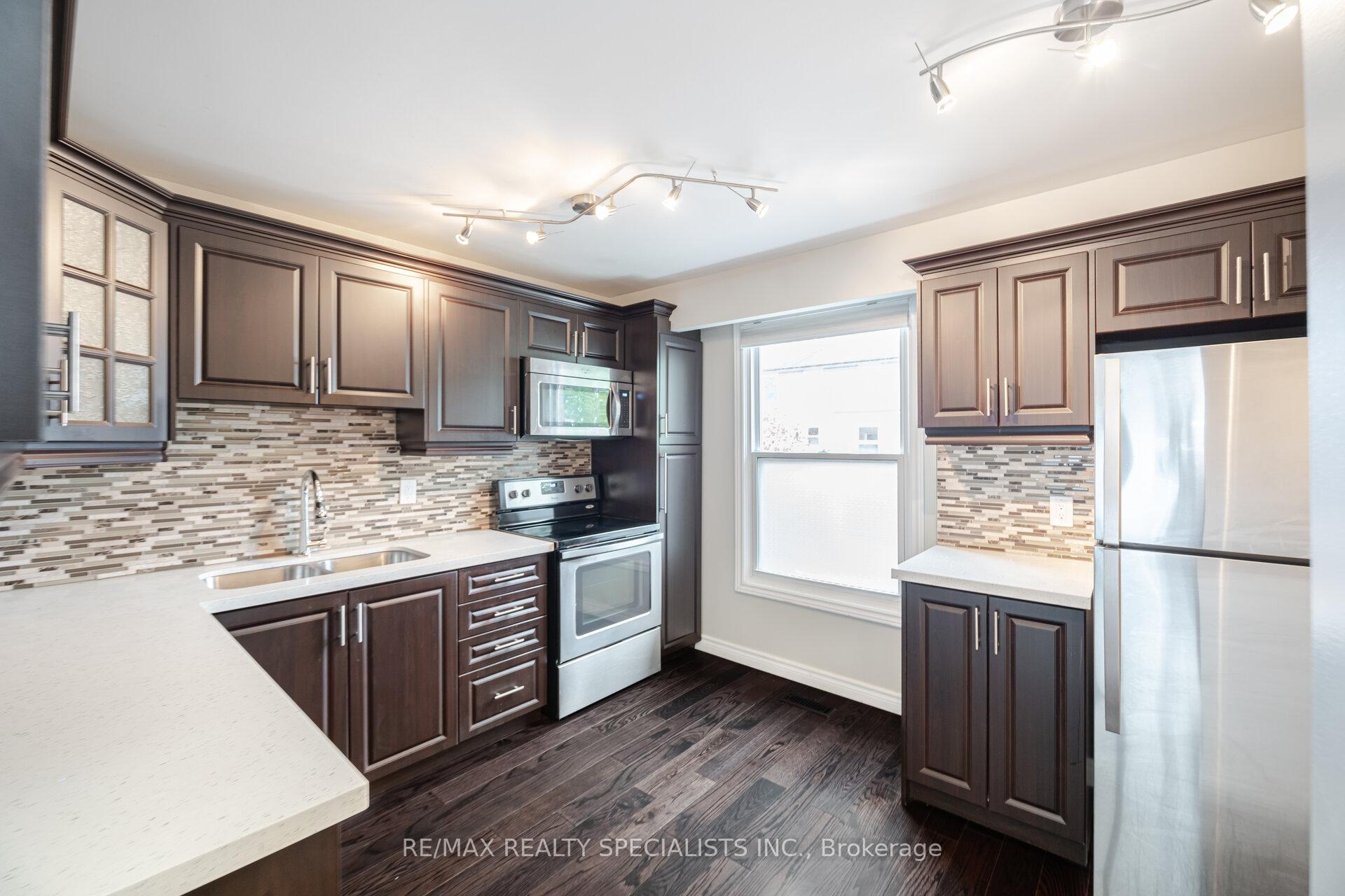 3 Bedrooms Condo at 2440 Bromsgrove, Mississauga For sale
