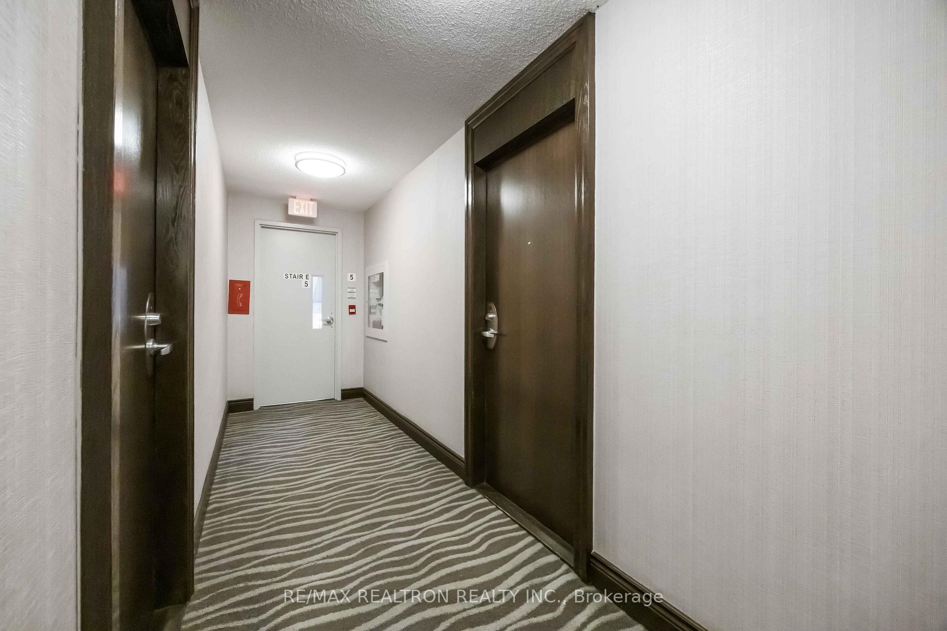 2 Bedrooms Condo at 25 Lower Simcoe, Toronto For sale