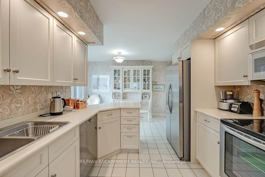 2 Bedrooms Condo at 2220 Lakeshore, Burlington For sale