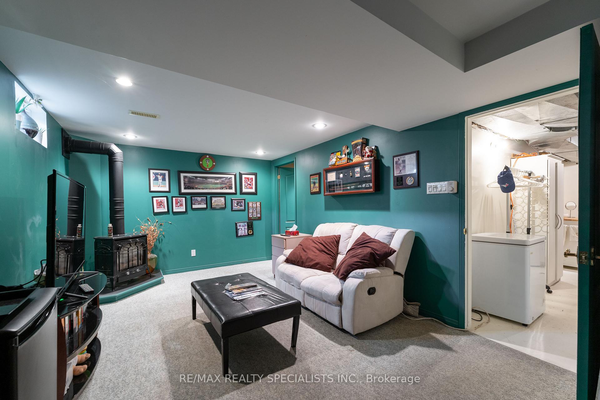 4 Bedrooms Condo at 2230 Upper Middle, Burlington For sale