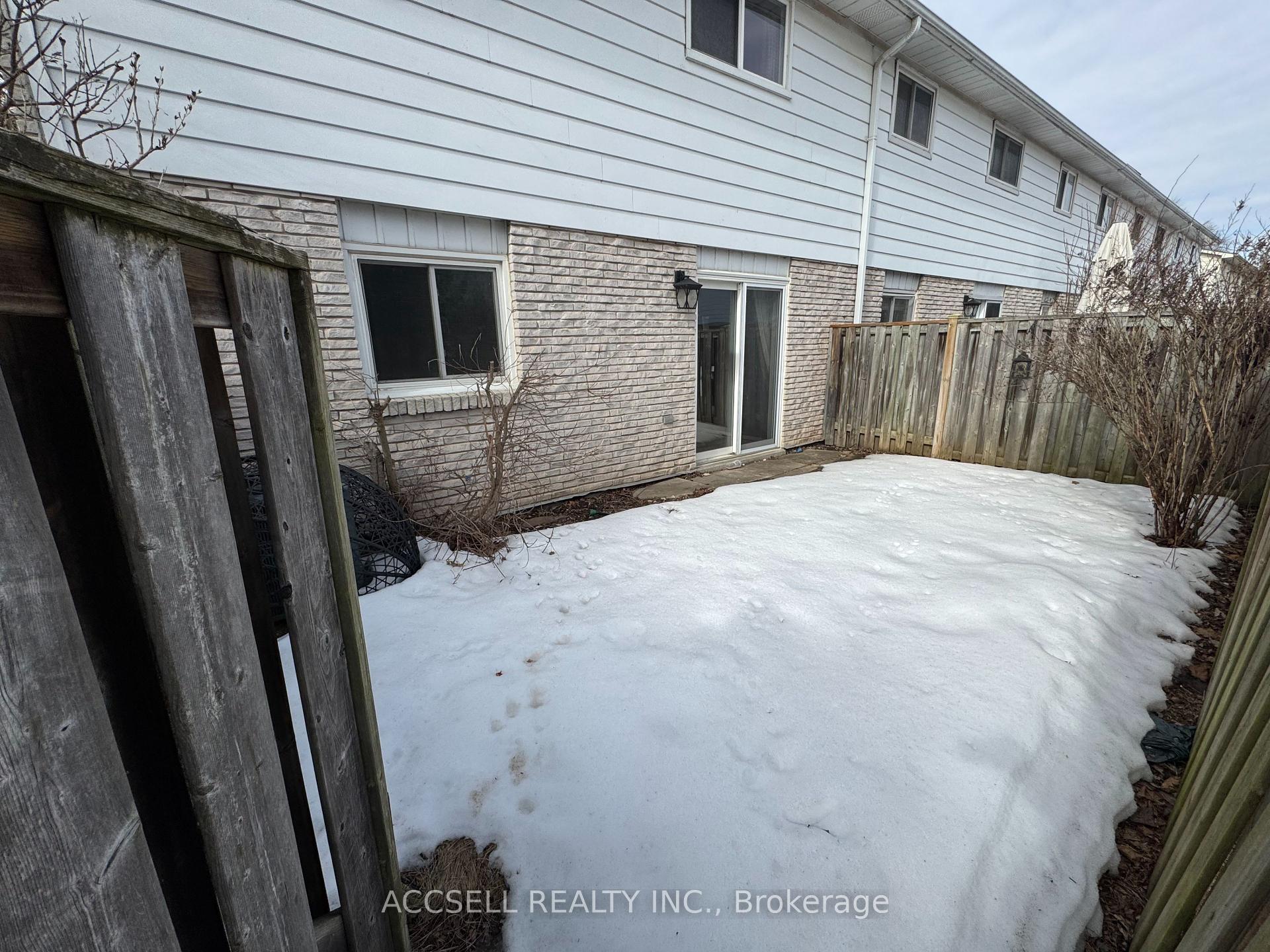 3 Bedrooms Condo at 5475 lakeshore, Burlington For sale