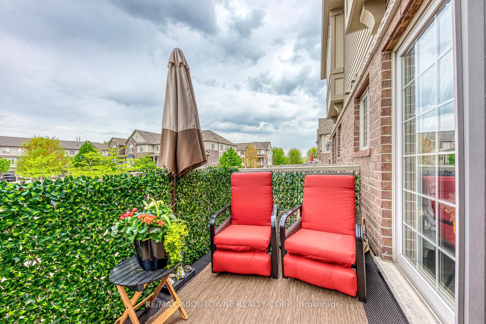 2 Bedrooms Condo at 1401 Plains, Burlington For sale