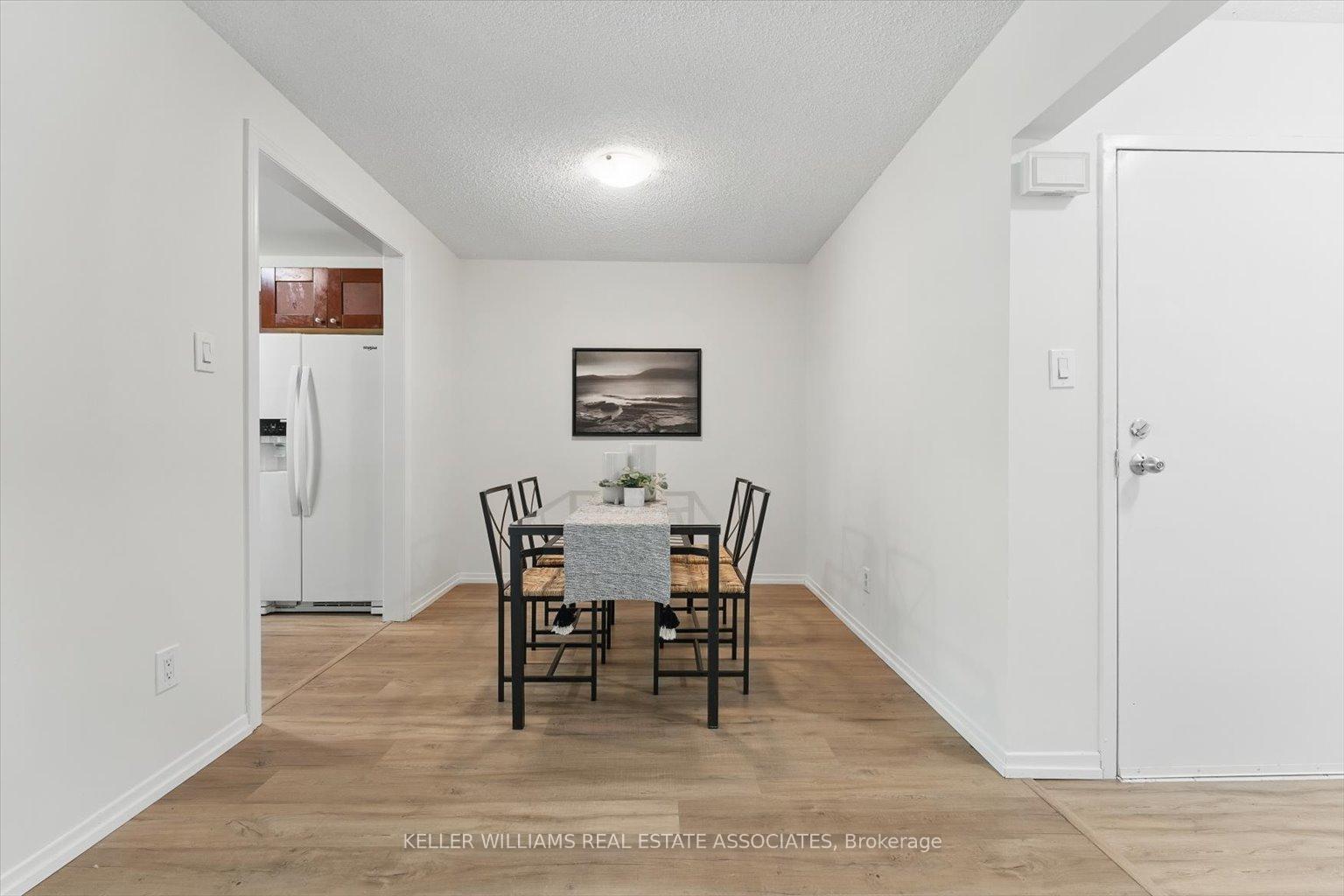 3 Bedrooms Condo at 2701 Aquitaine, Mississauga For sale