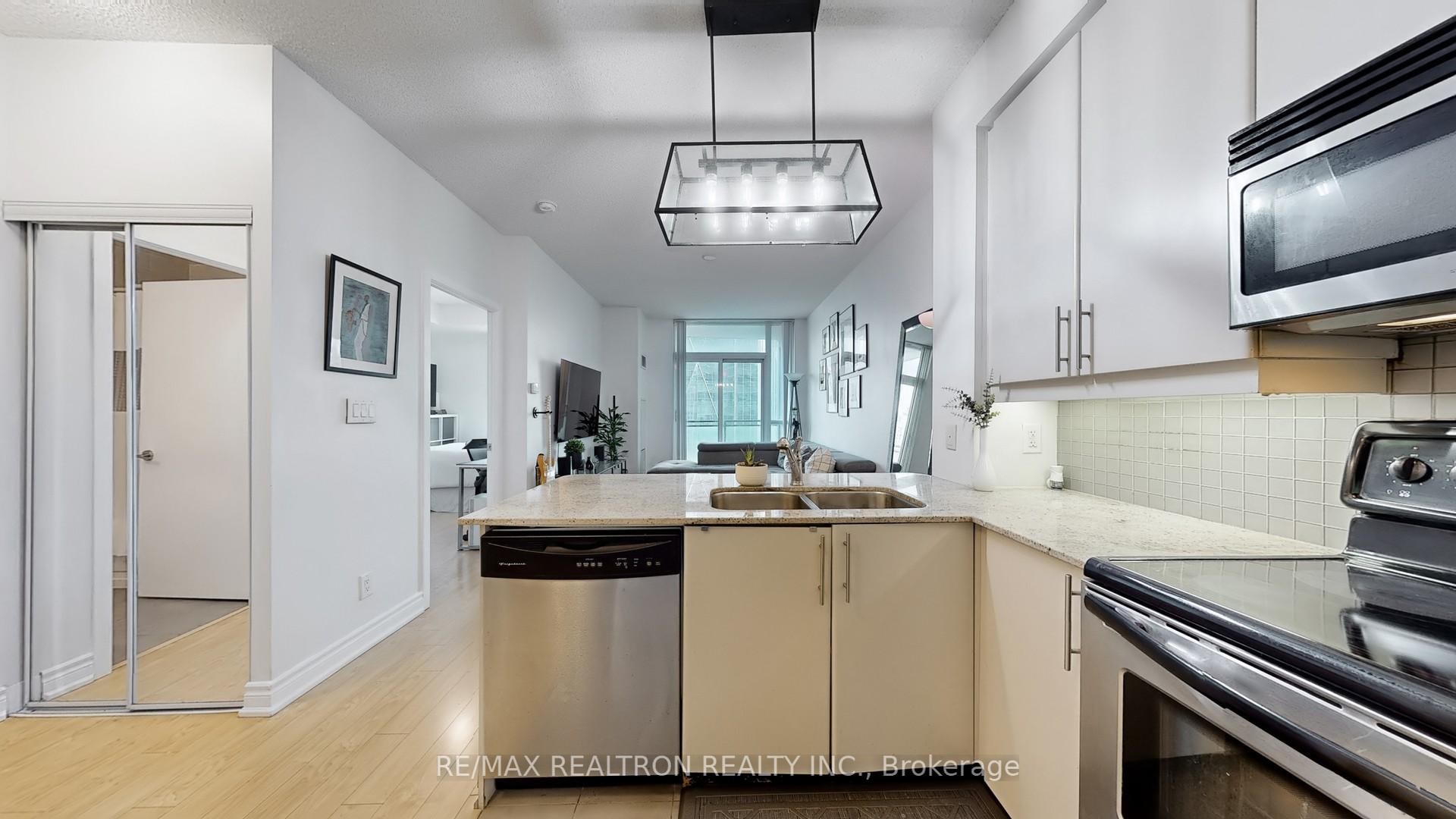 1 Bedroom Condo at 18 Harbour, Toronto For sale