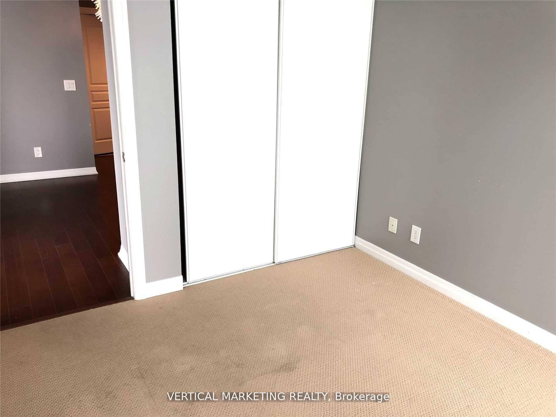 2 Bedrooms Condo at 223 Webb, Mississauga For sale