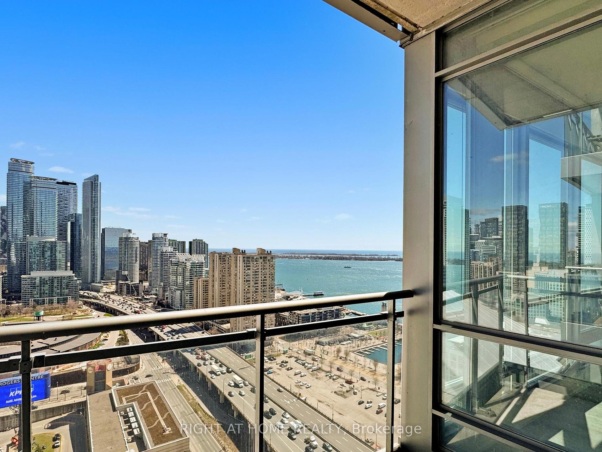 2 Bedrooms Condo at 5 Mariner, Toronto For sale