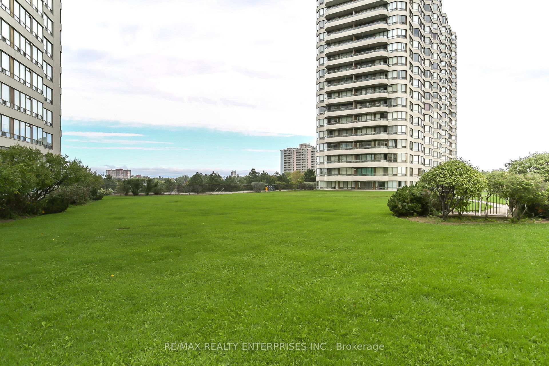 3 Bedrooms Condo at 1 Greystone Walk,  Toronto For sale