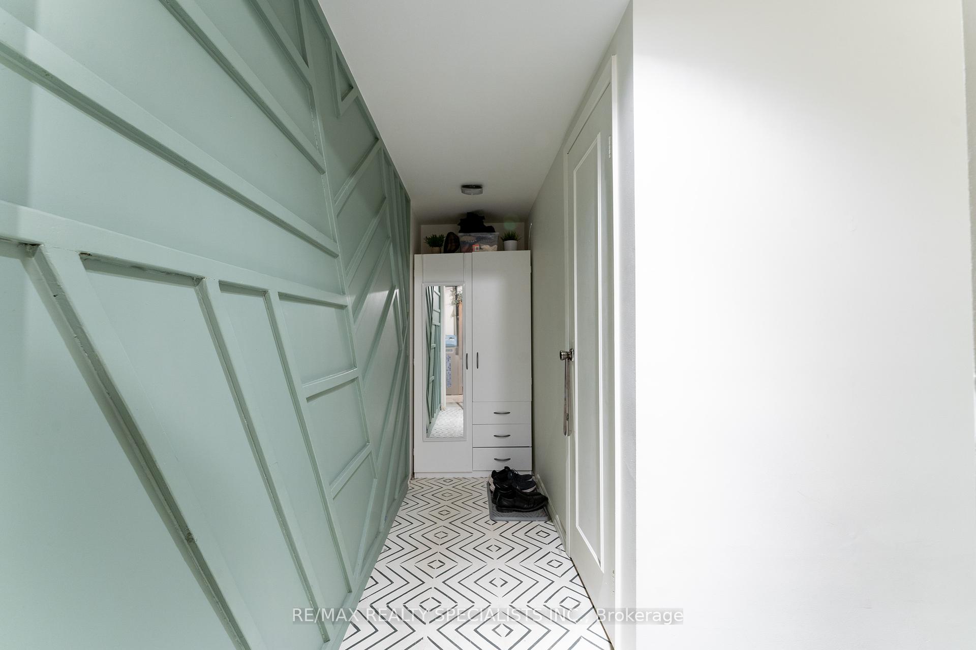 4 Bedrooms Condo at 2230 Upper Middle, Burlington For sale
