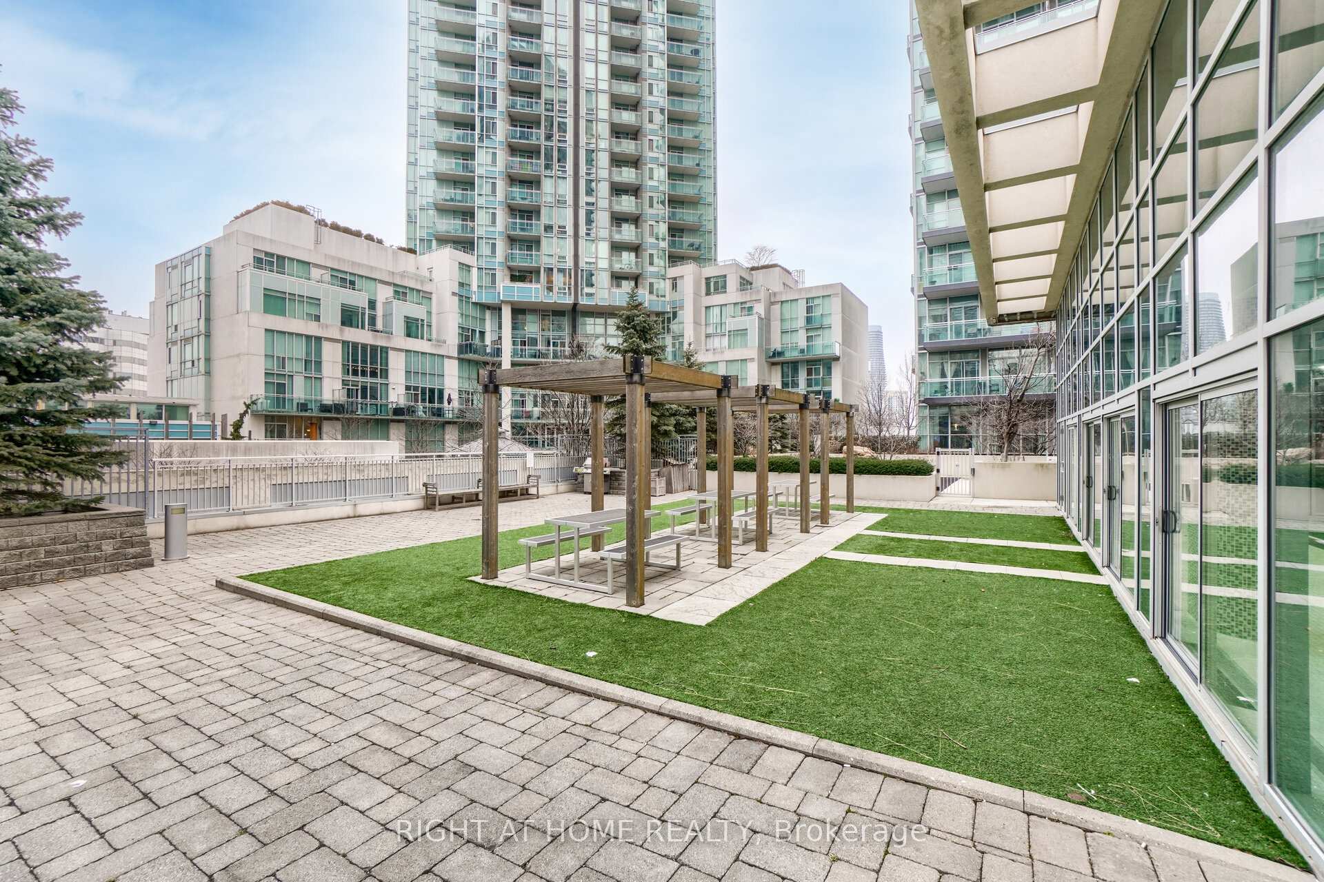 2 Bedrooms Condo at 225 Webb, Mississauga For sale