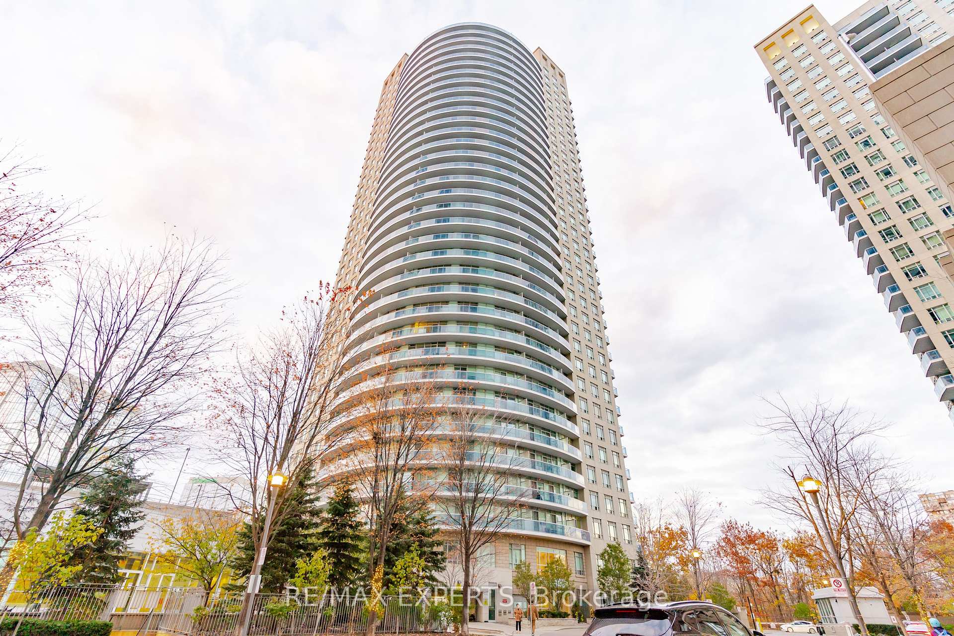 2 Bedrooms Condo at 80 Absolute, Mississauga For sale