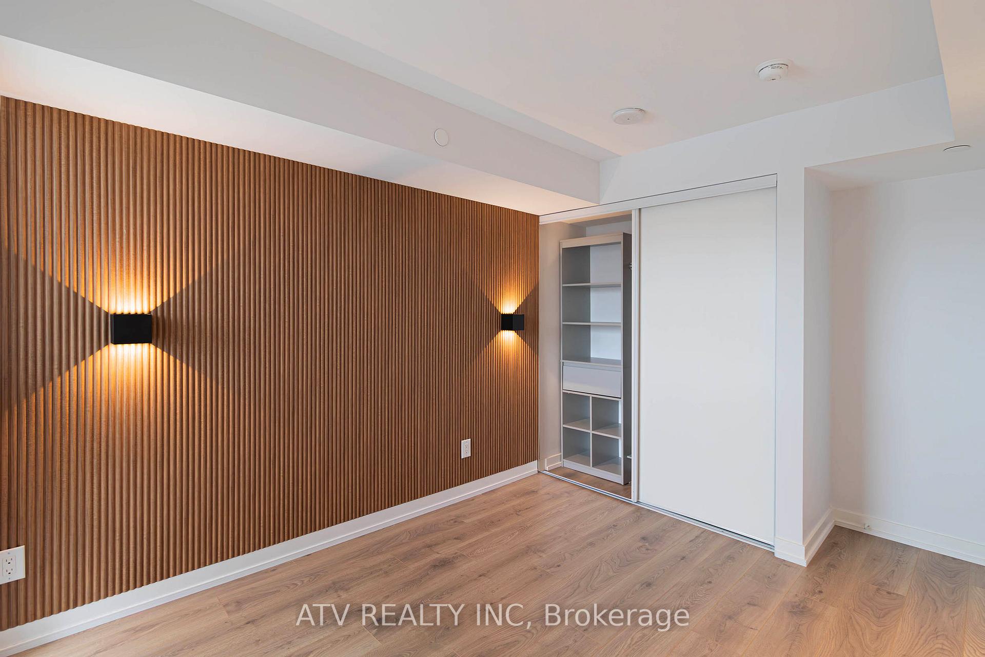 2 Bedrooms Condo at 160 Flemington, Toronto For sale