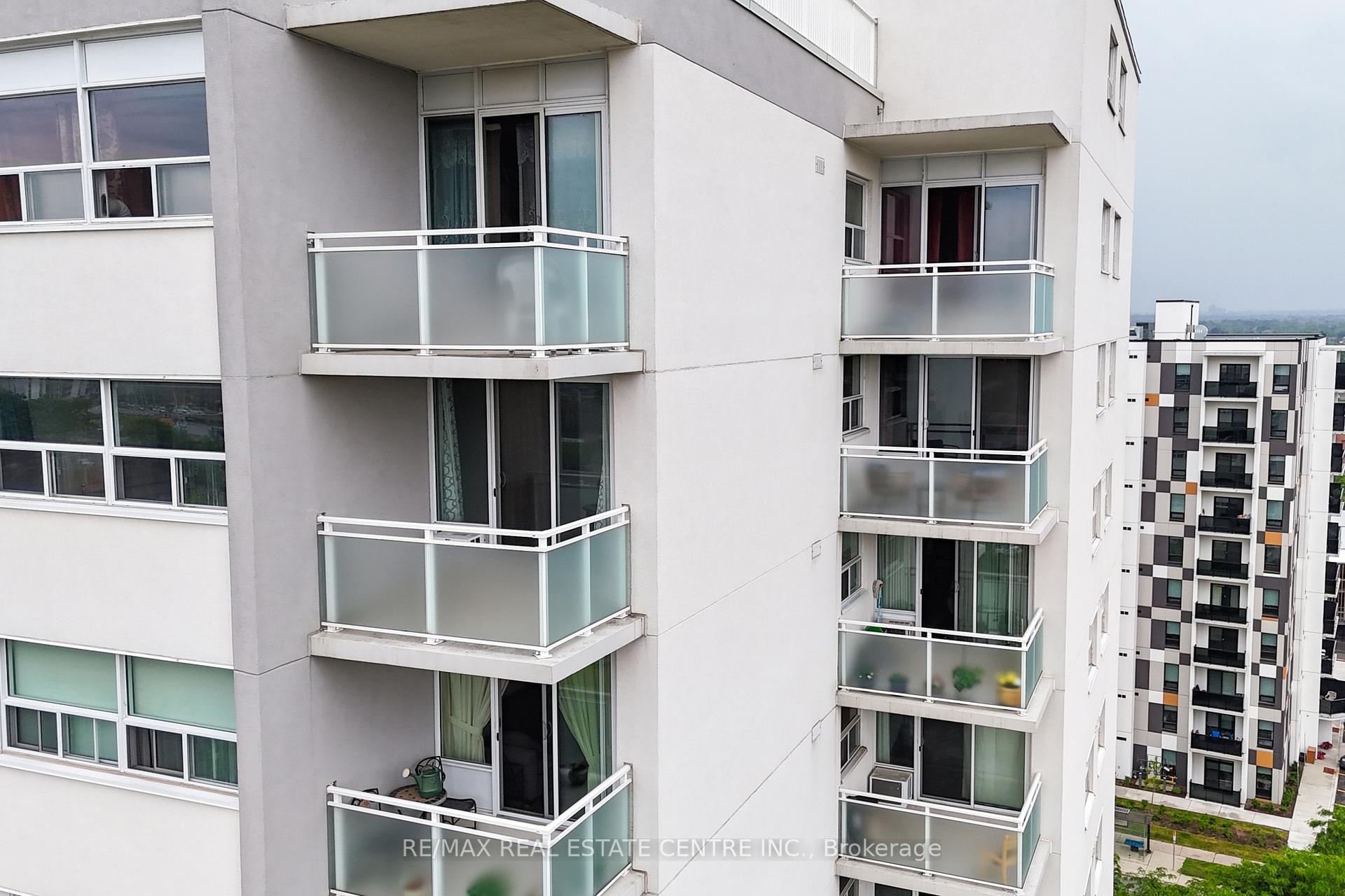 3 Bedrooms Condo at 2345 Confederation, Mississauga For sale