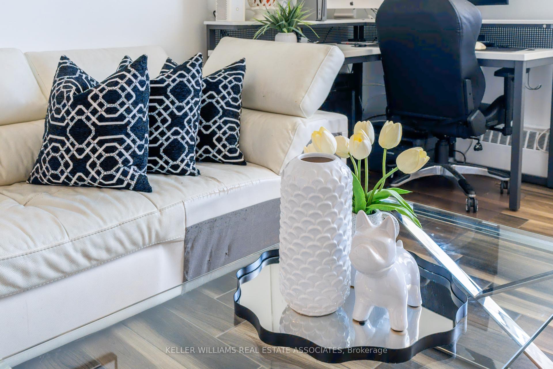 2 Bedrooms Condo at 3145 Queen Frederica, Mississauga For sale