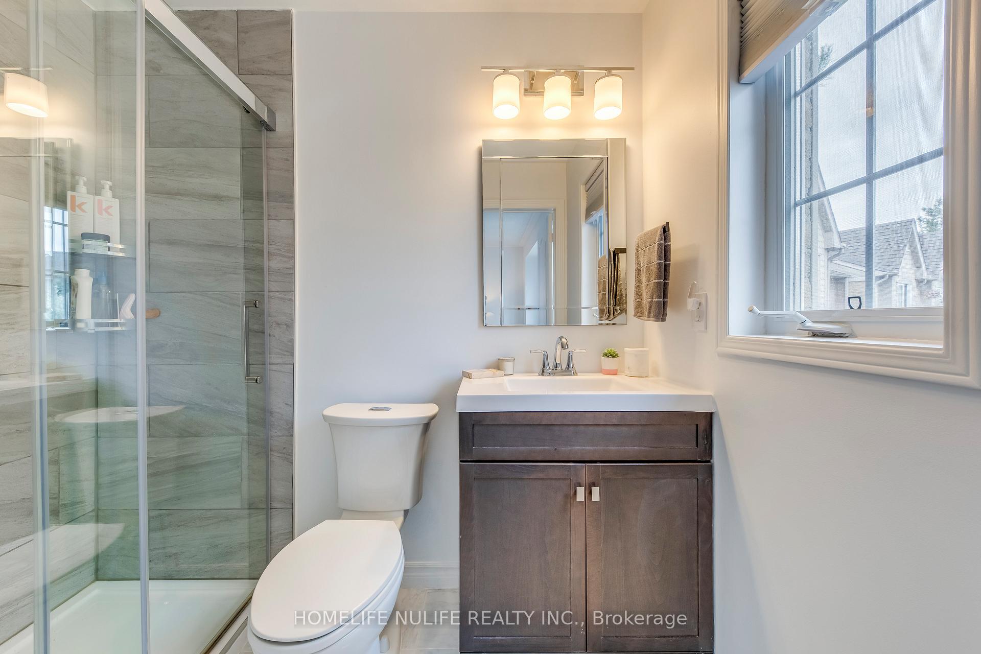 3 Bedrooms Condo at 7284 Bellshire, Mississauga For sale