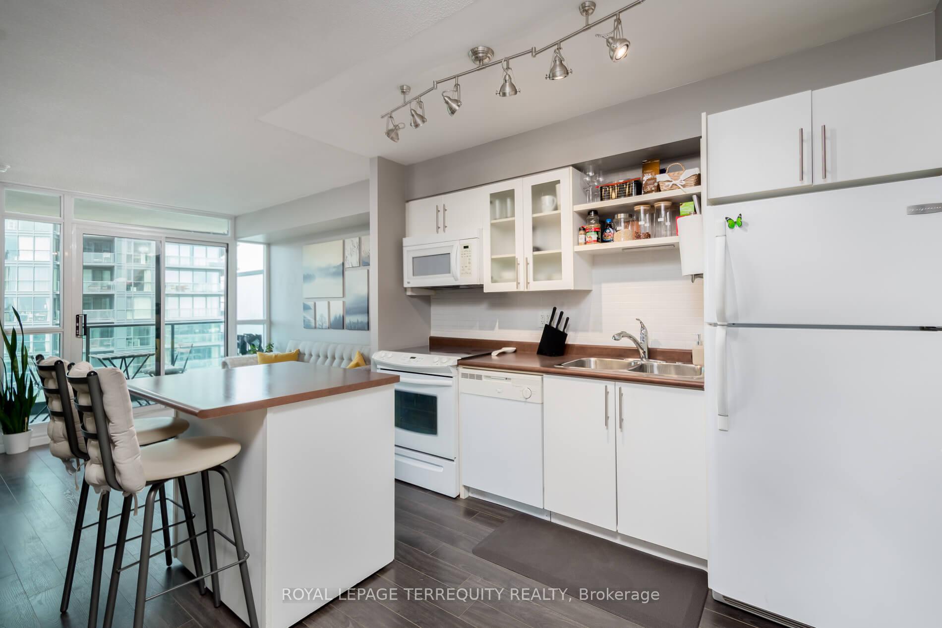2 Bedrooms Condo at 600 Fleet, Toronto For sale