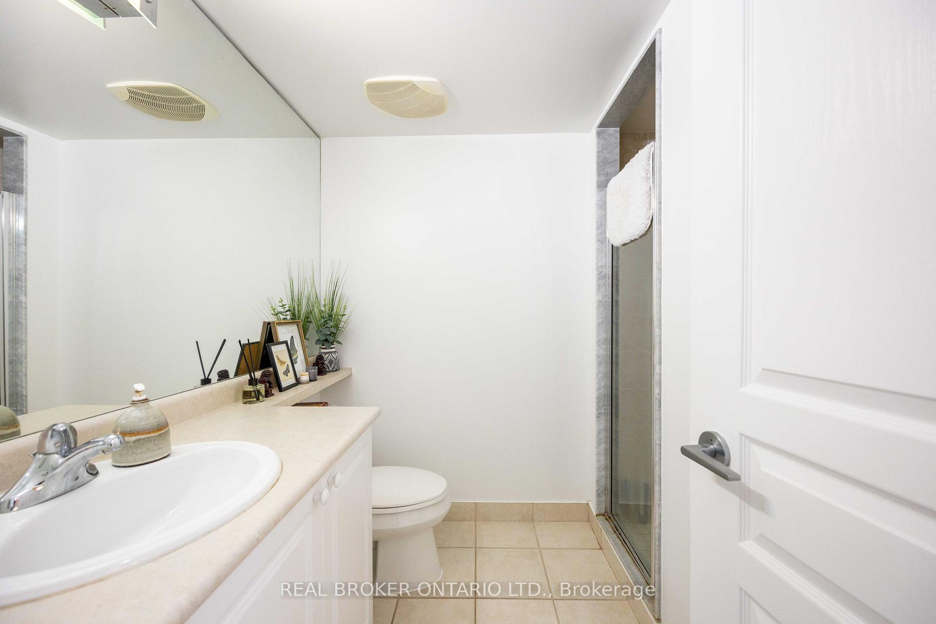 2 Bedrooms Condo at 18 Yonge,  Toronto For sale