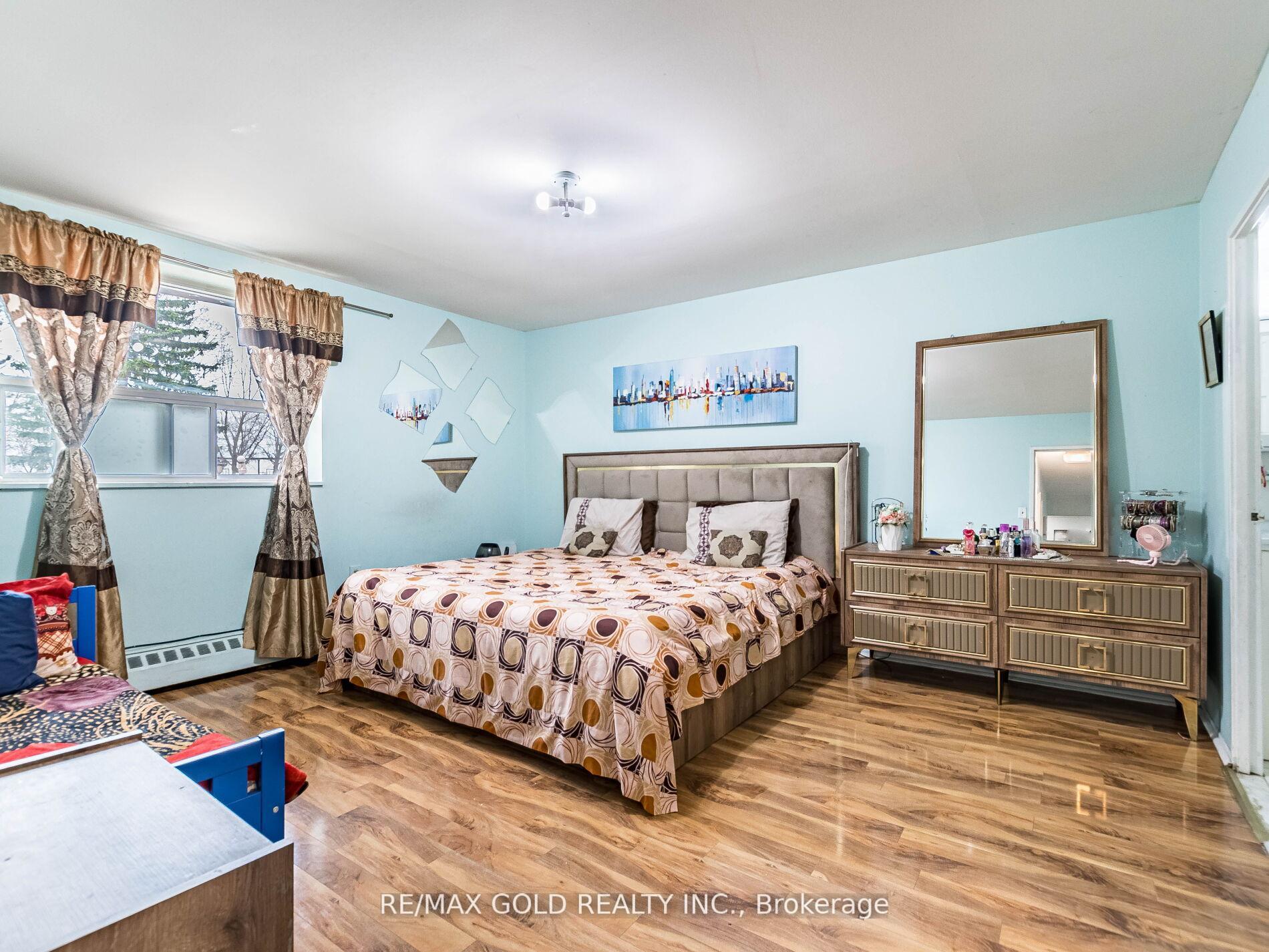 3 Bedrooms Condo at 3555 Derry, Mississauga For sale