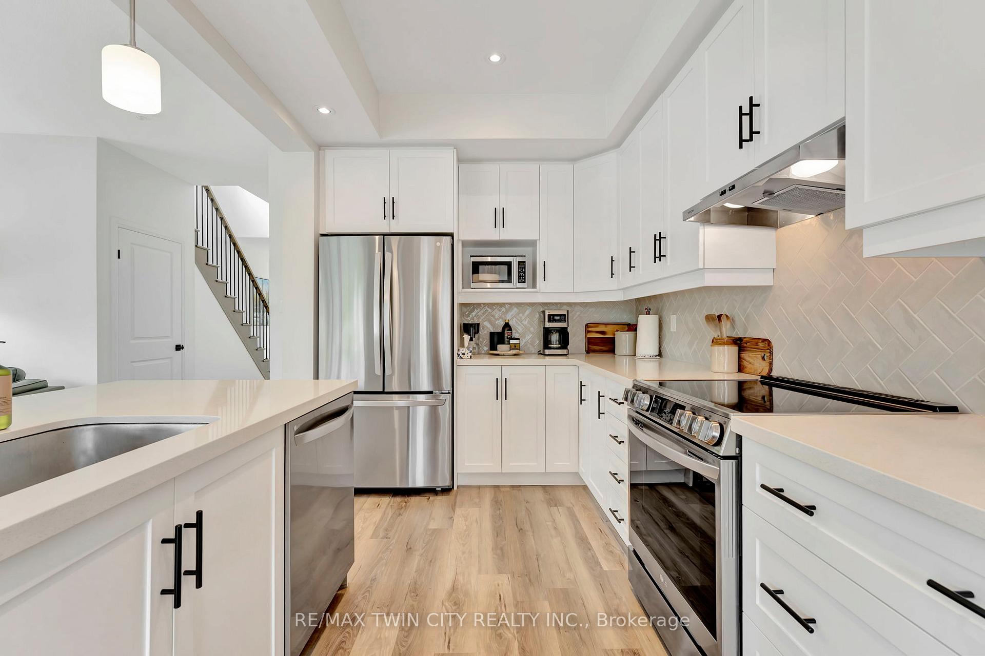3 Bedrooms Condo at 4 Southam, Hamilton For sale
