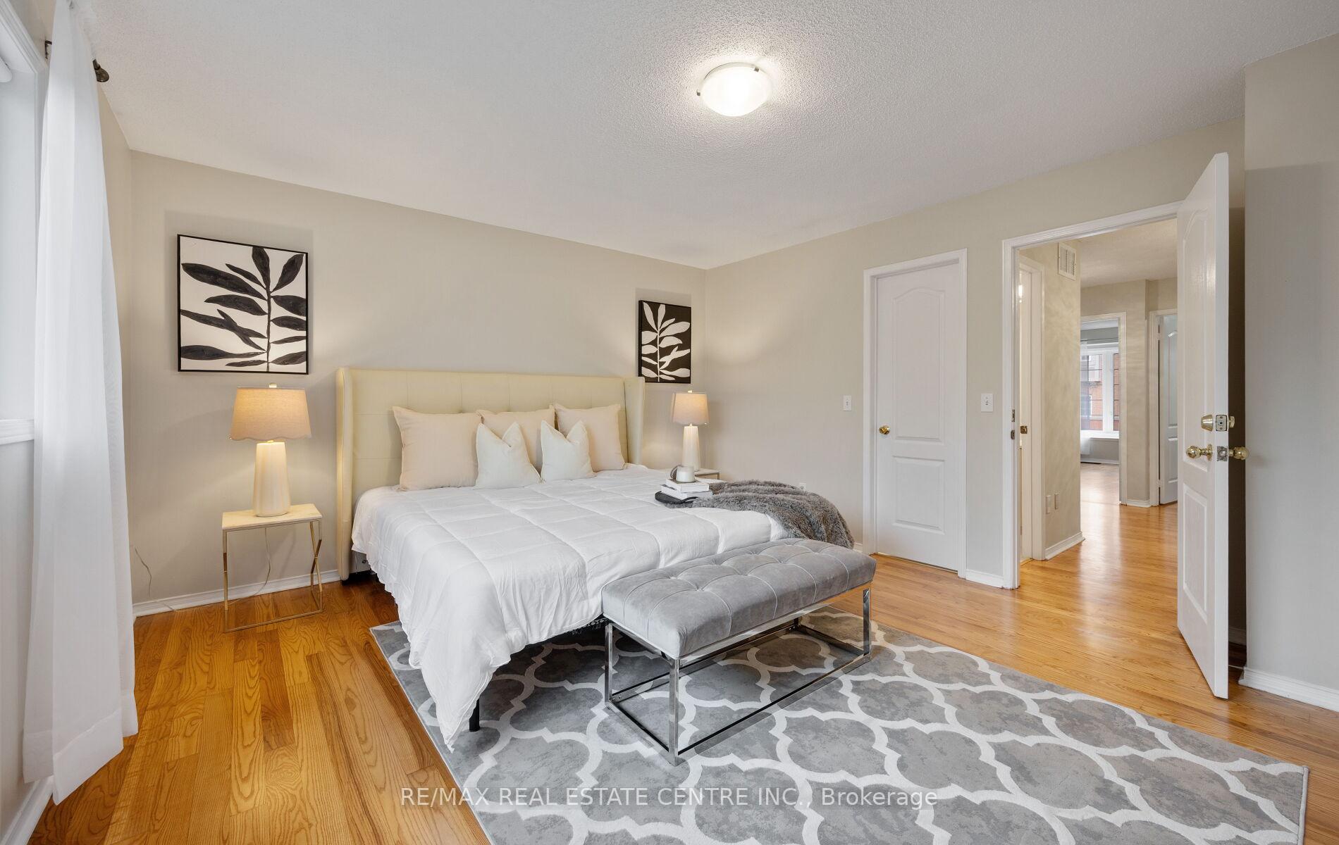 4 Bedrooms Condo at 5030 Heatherleigh, Mississauga For sale