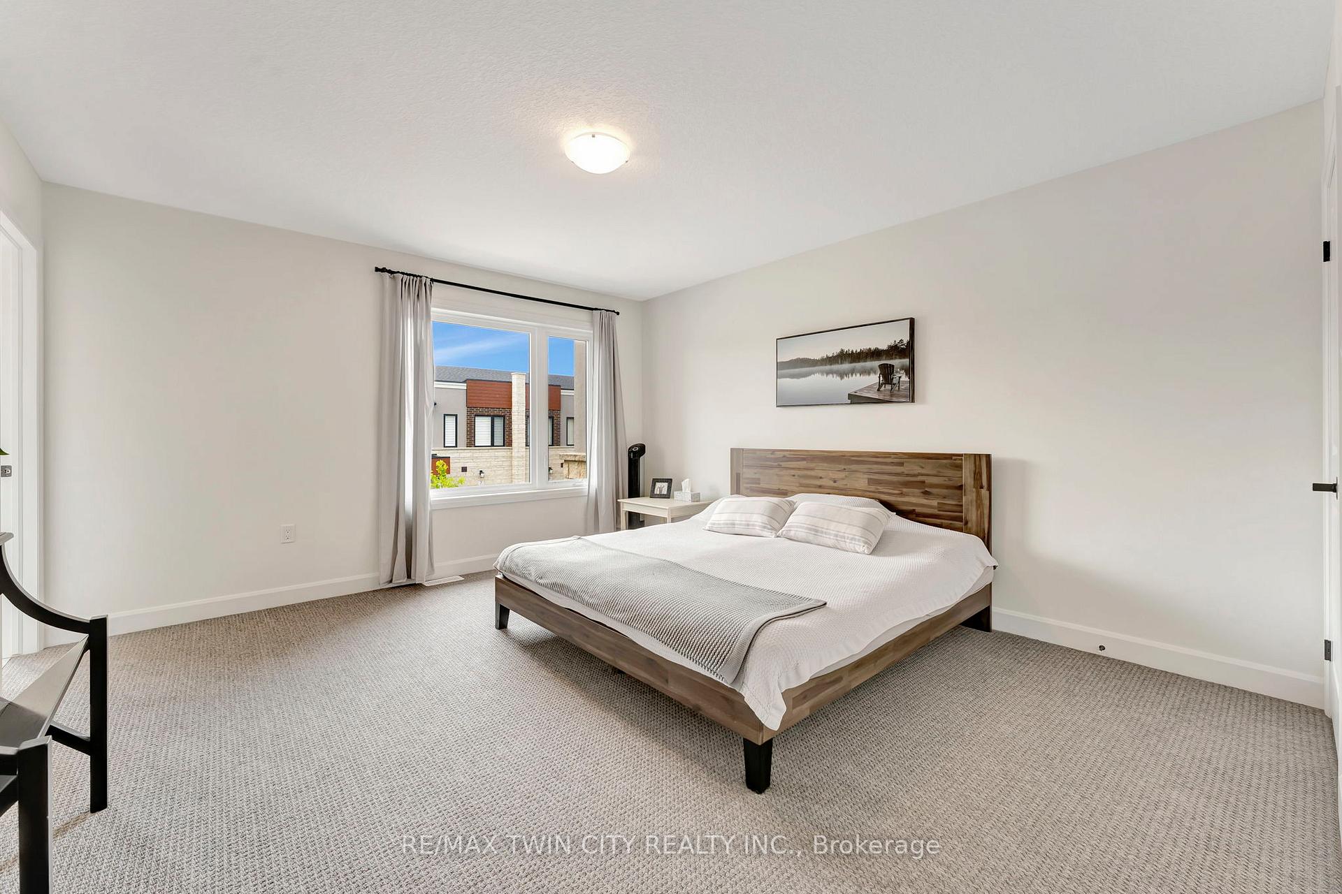 3 Bedrooms Condo at 4 Southam, Hamilton For sale
