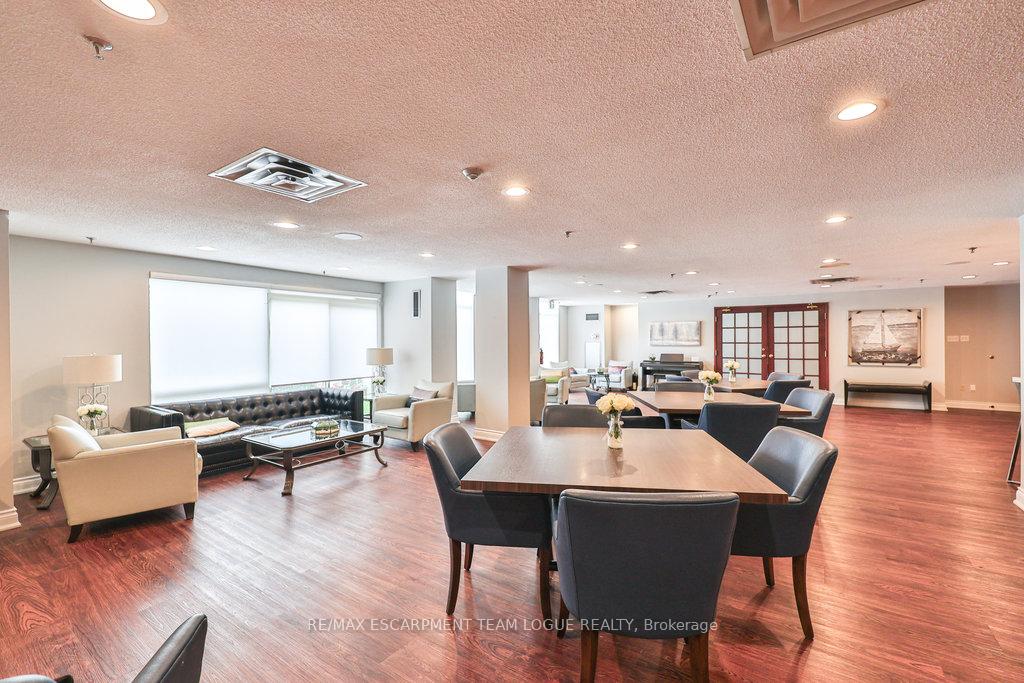 2 Bedrooms Condo at 2511 Lakeshore, Oakville For sale