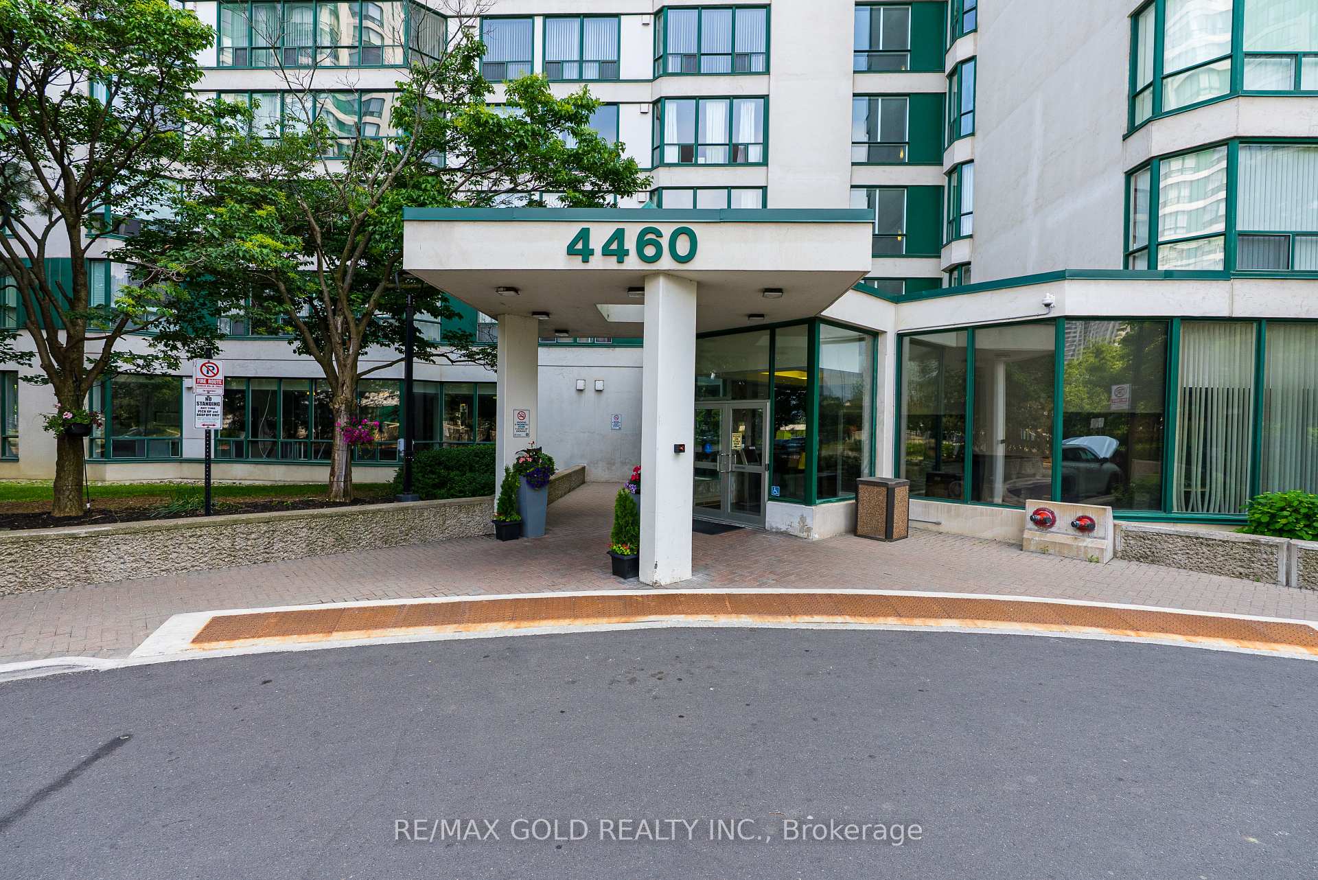 3 Bedrooms Condo at 4460 Tucana, Mississauga For sale