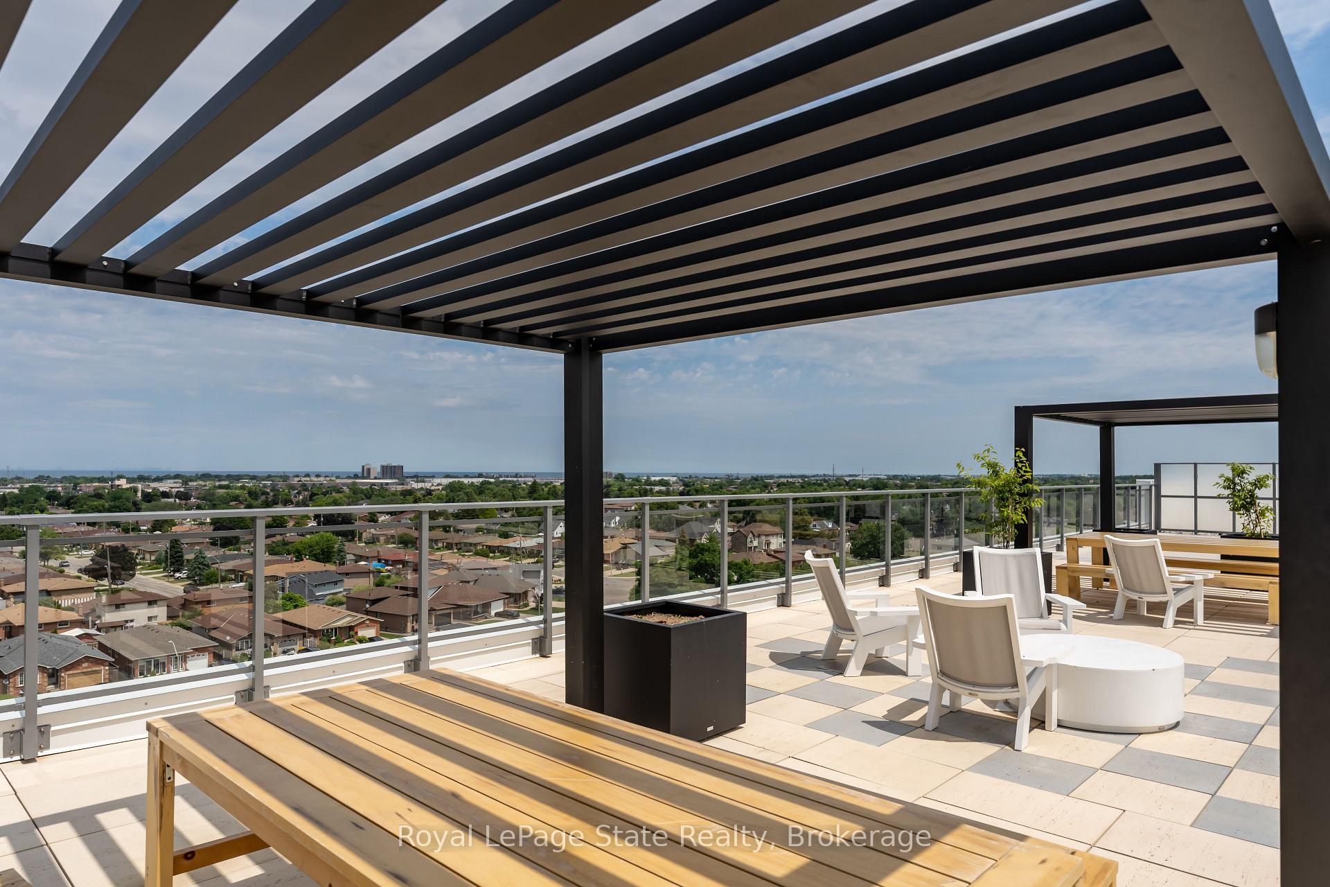 2 Bedrooms Condo at 121 8,  Hamilton For sale