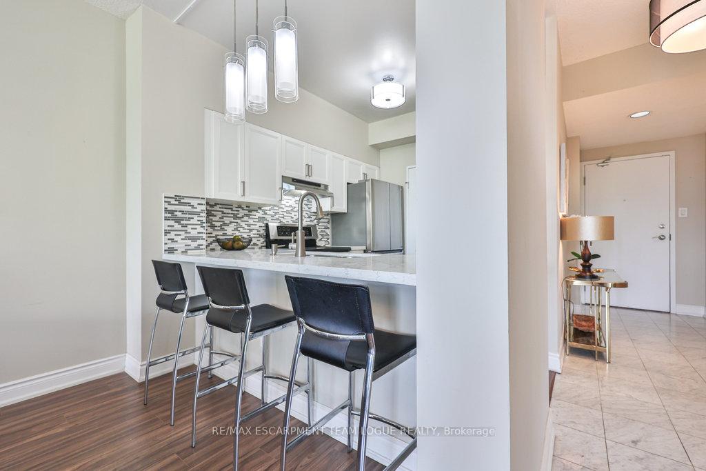 2 Bedrooms Condo at 2511 Lakeshore, Oakville For sale