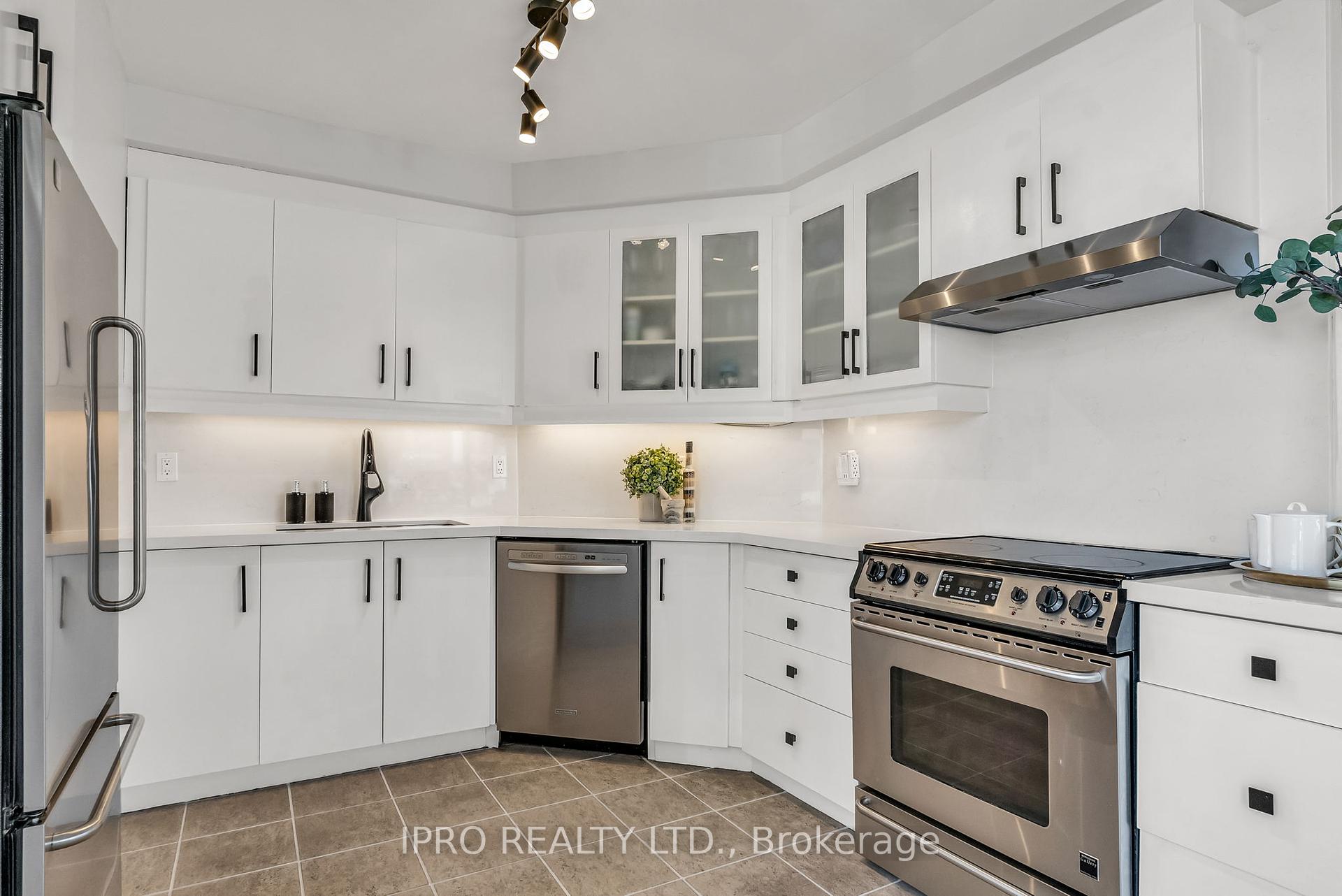 3 Bedrooms Condo at 500 Queens, Toronto For sale