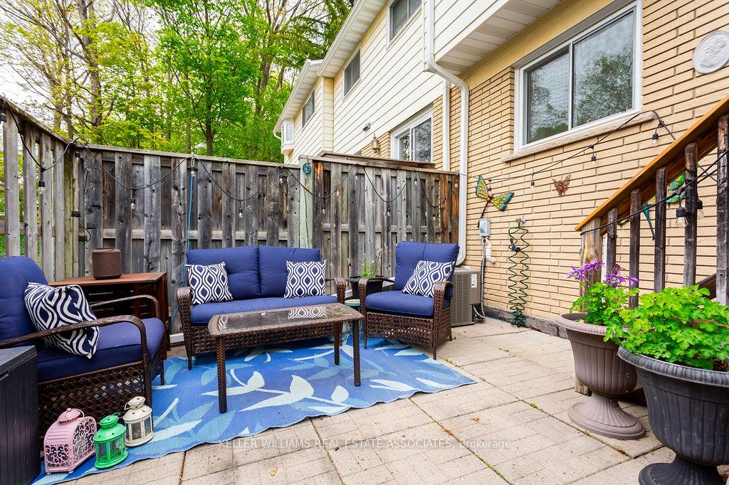 3 Bedrooms Condo at 2216 Upper Middle, Burlington For sale