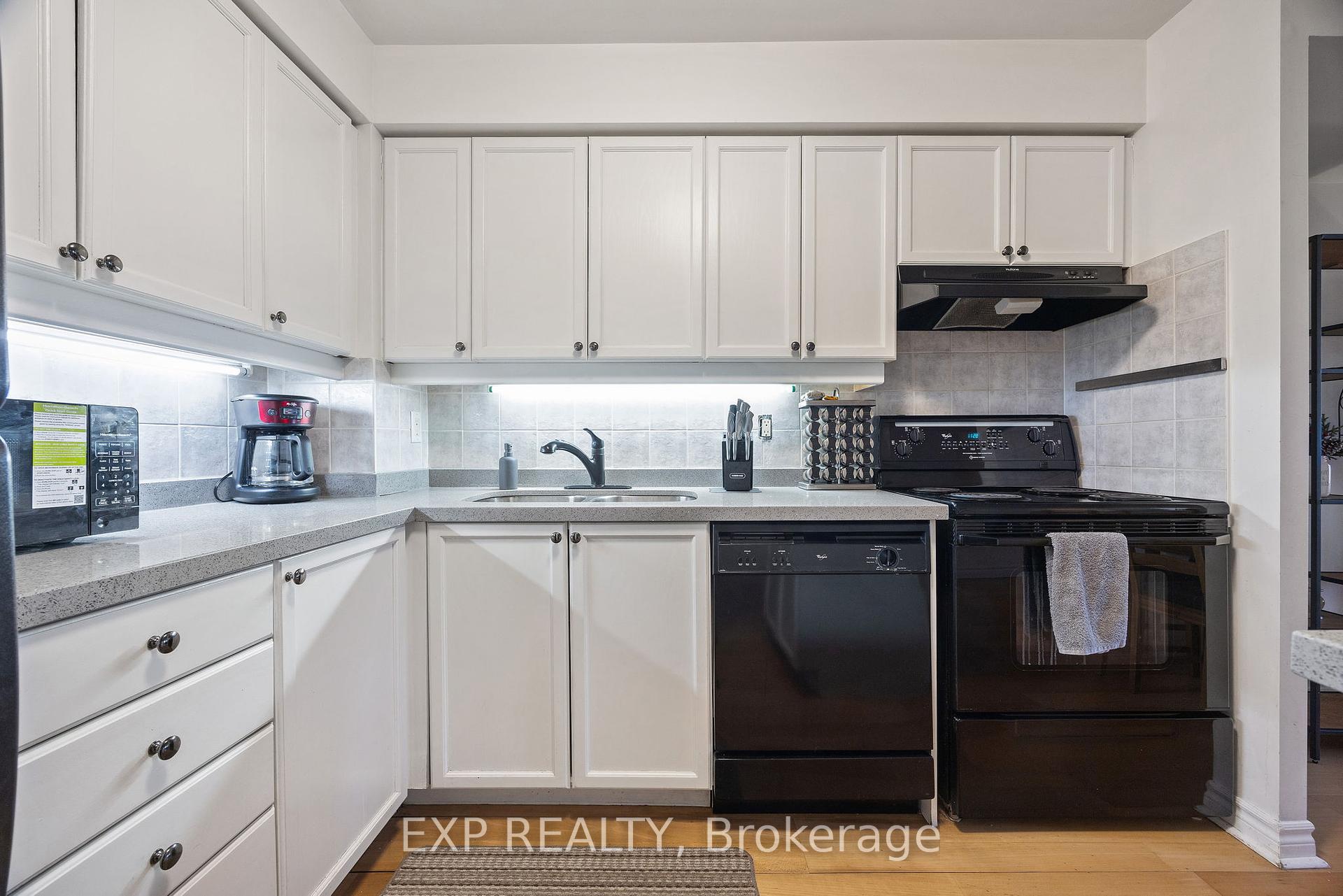 2 Bedrooms Condo at 3880 Duke Of York, Mississauga For sale