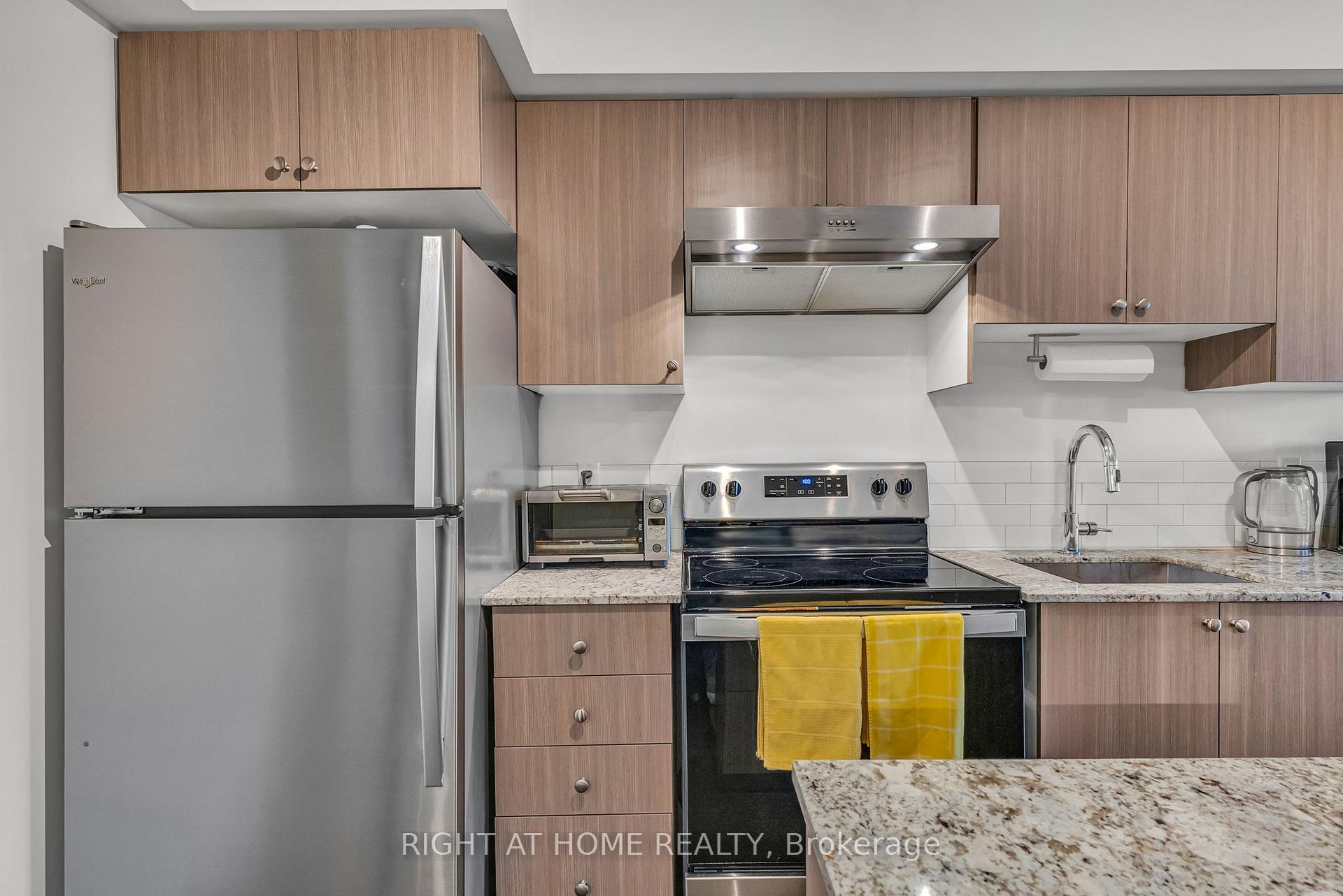 2 Bedrooms Condo at 10 Wilby, Toronto For sale
