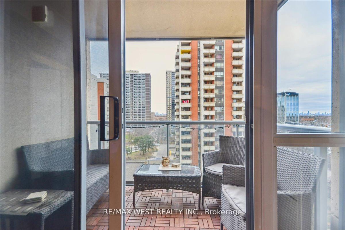 2 Bedrooms Condo at 5 Michael Power, Toronto For sale
