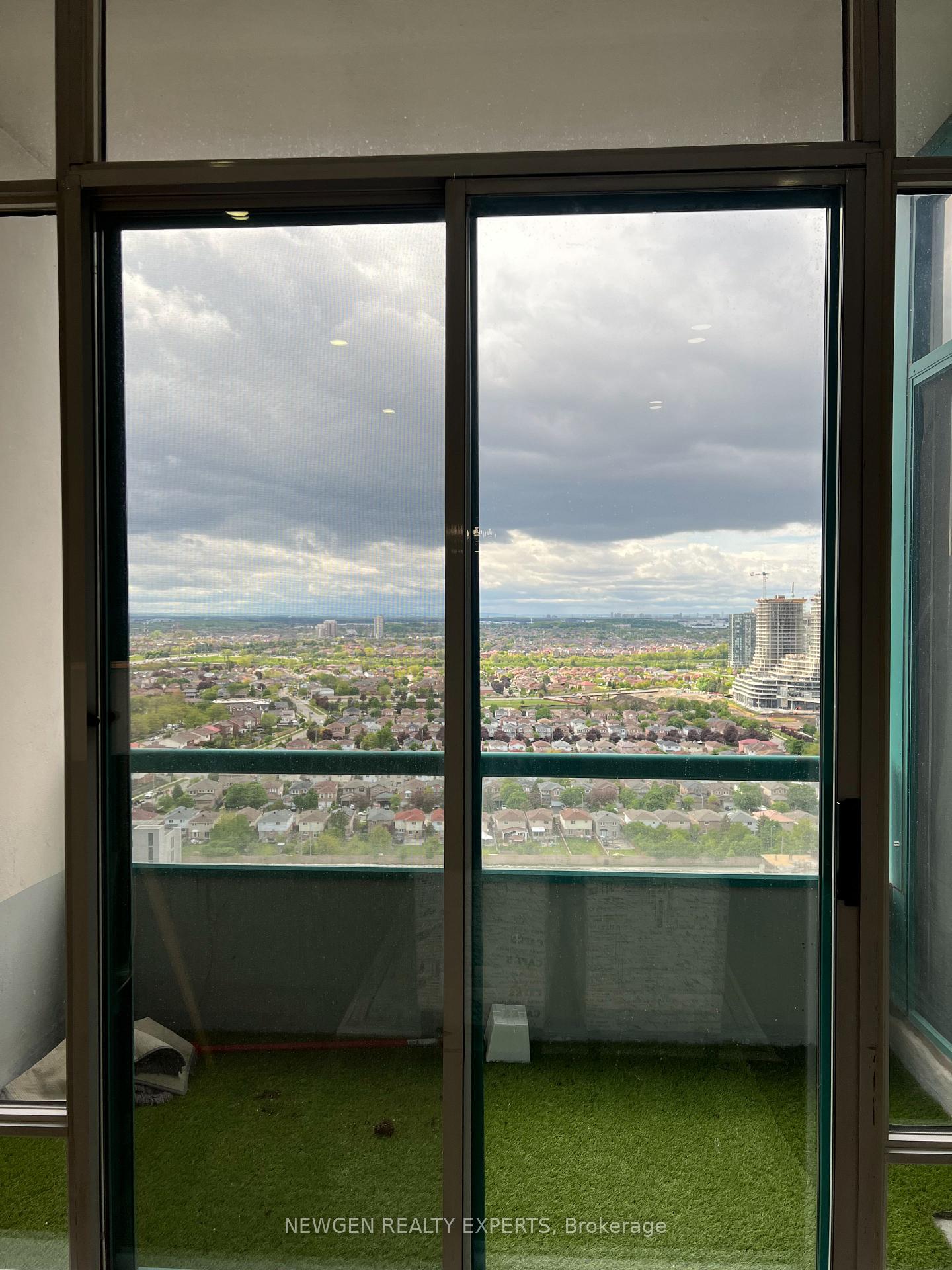 3 Bedrooms Condo at 550 Webb, Mississauga For sale