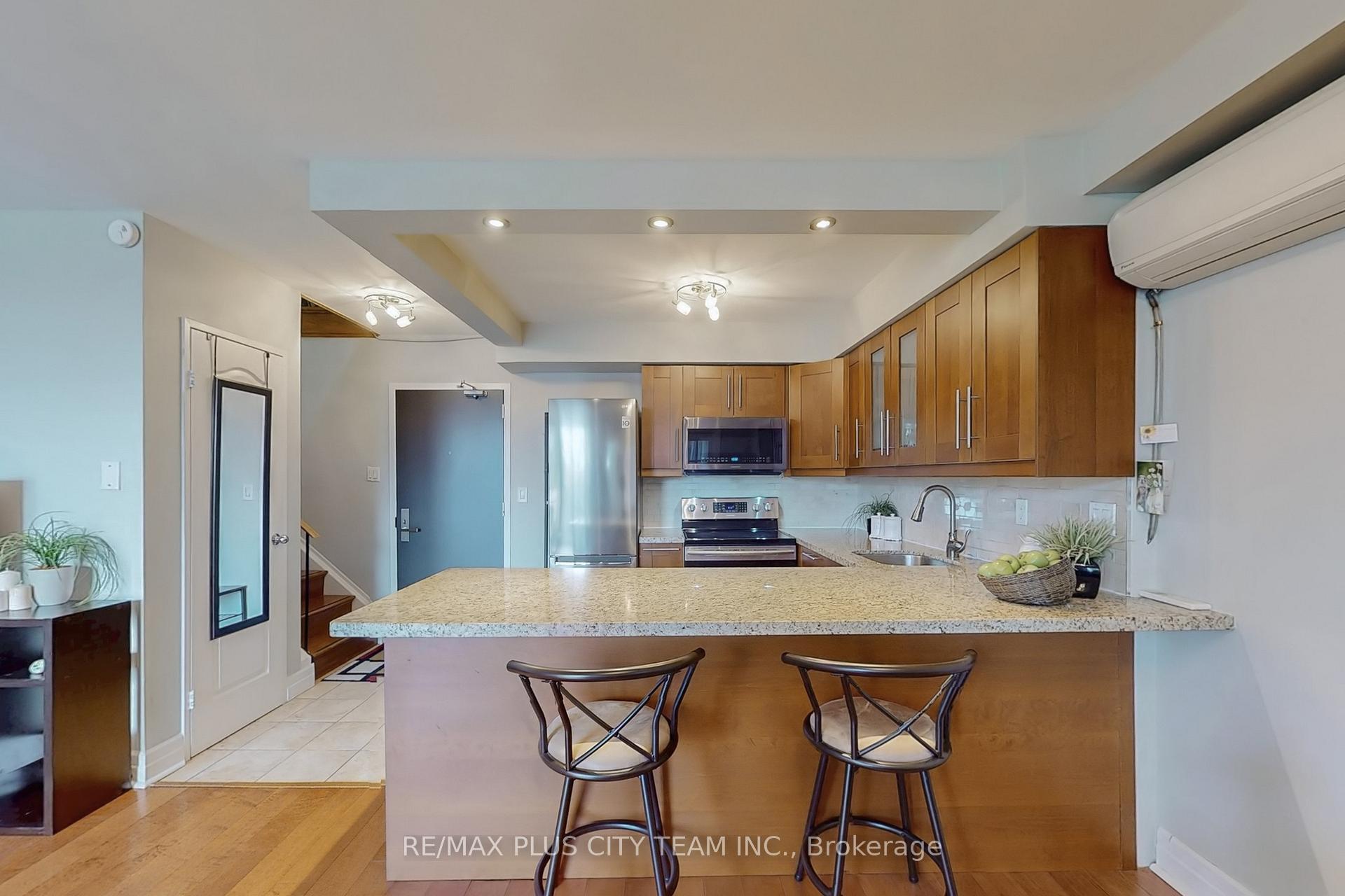4 Bedrooms Condo at 35 Ormskirk, Toronto For sale