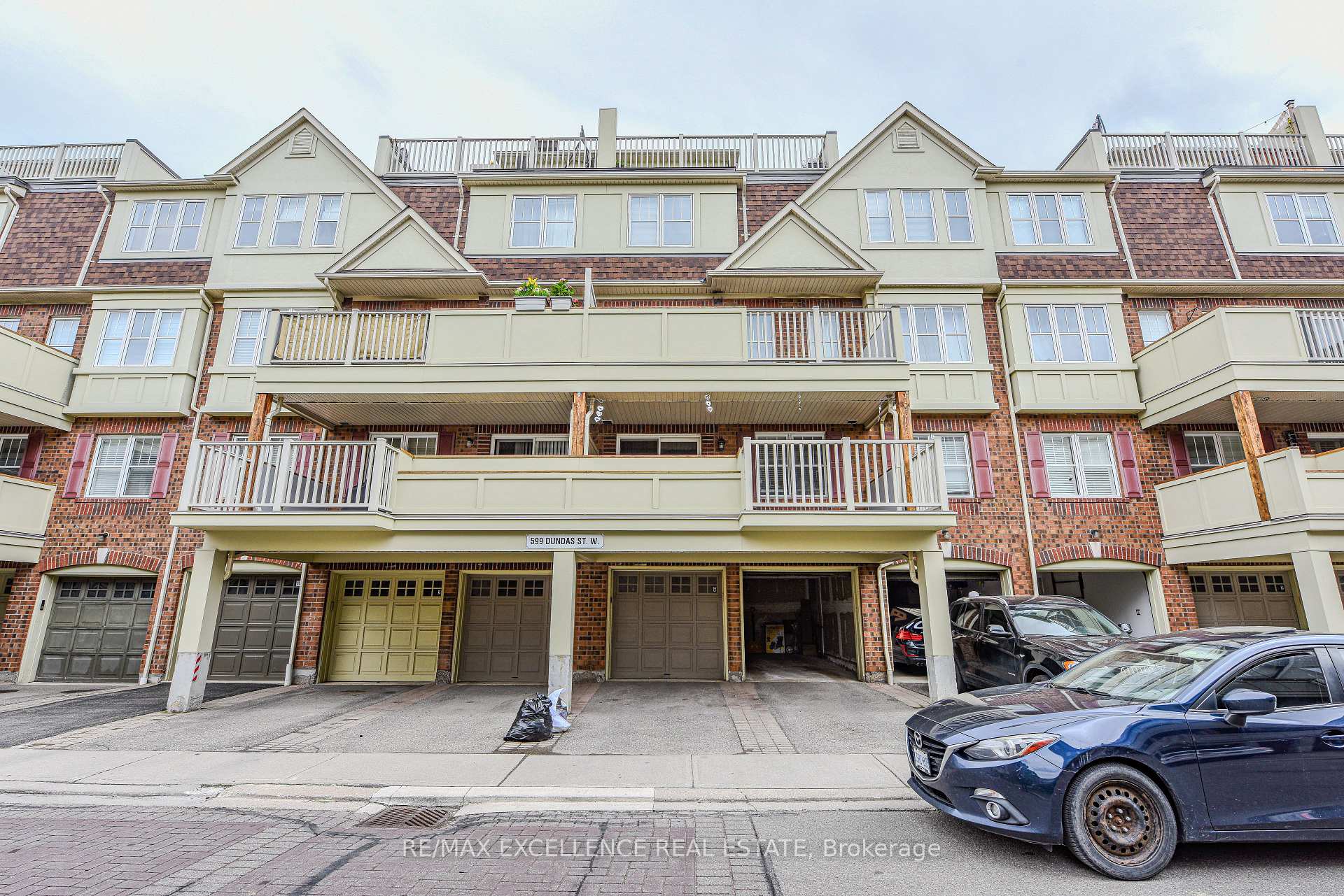 3 Bedrooms Condo at 599 Dundas, Mississauga For sale