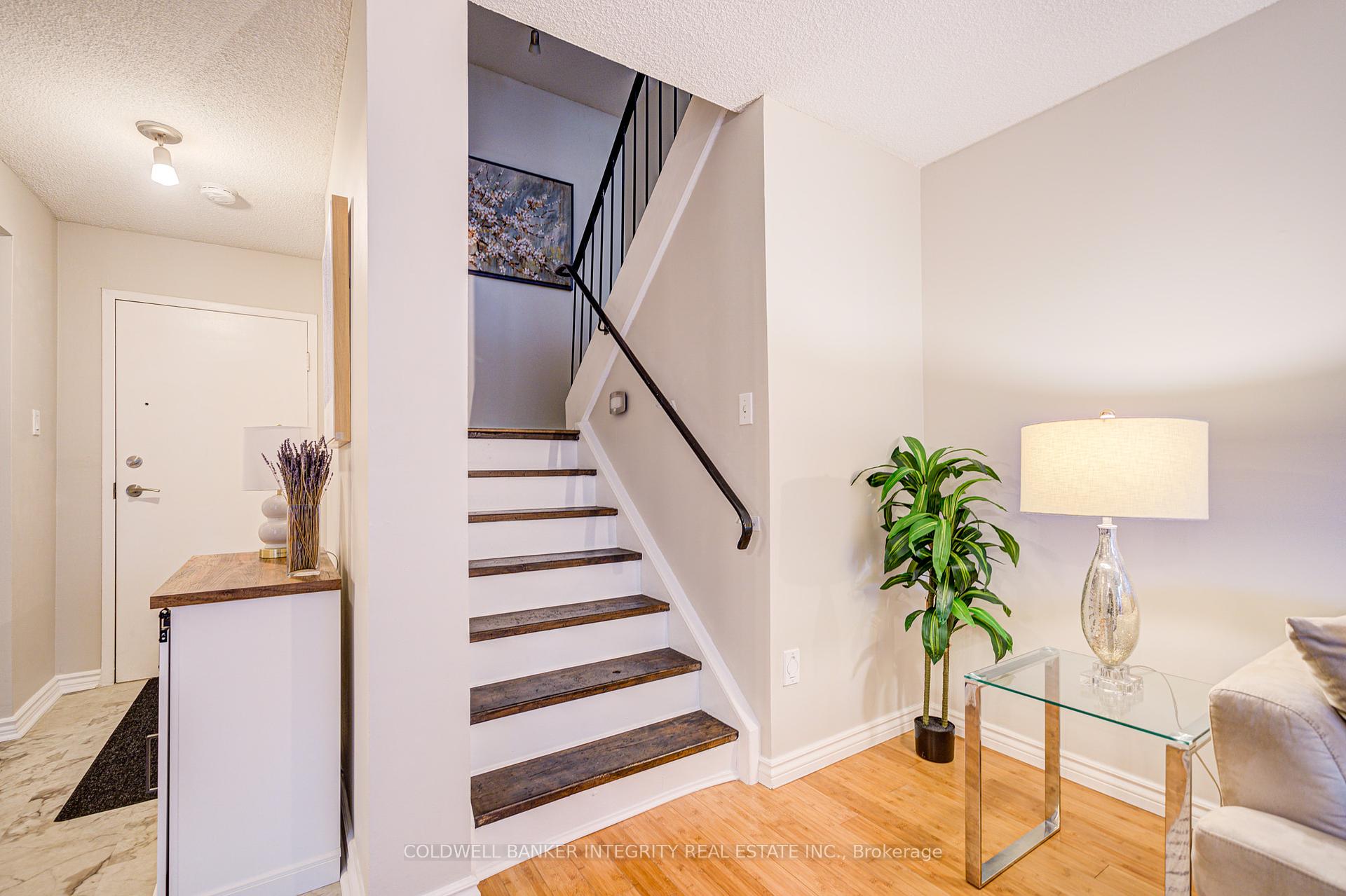 3 Bedrooms Condo at 1036 Falgarwood, Oakville For sale