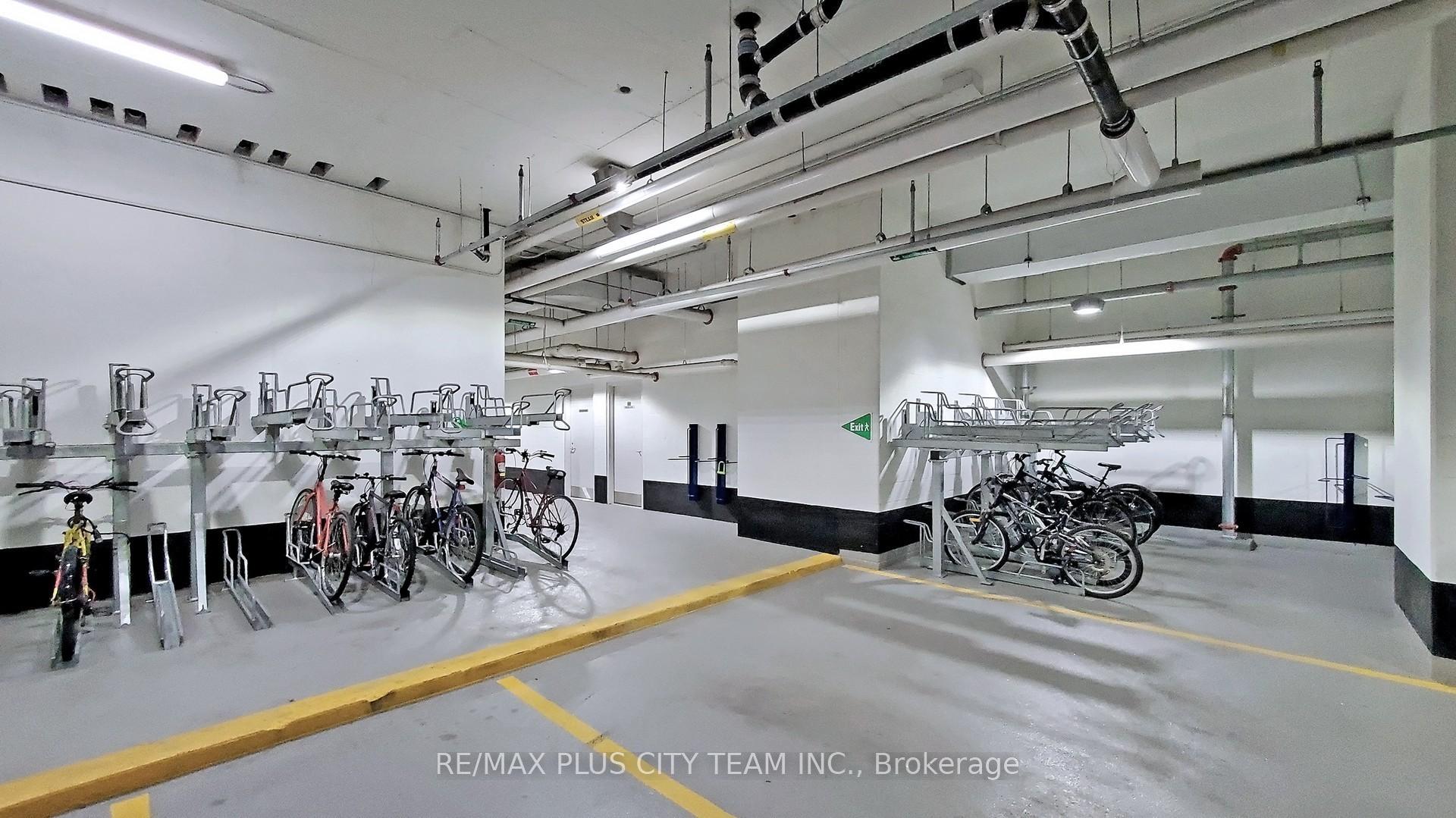 2 Bedrooms Condo at 100 Harbour, Toronto For sale