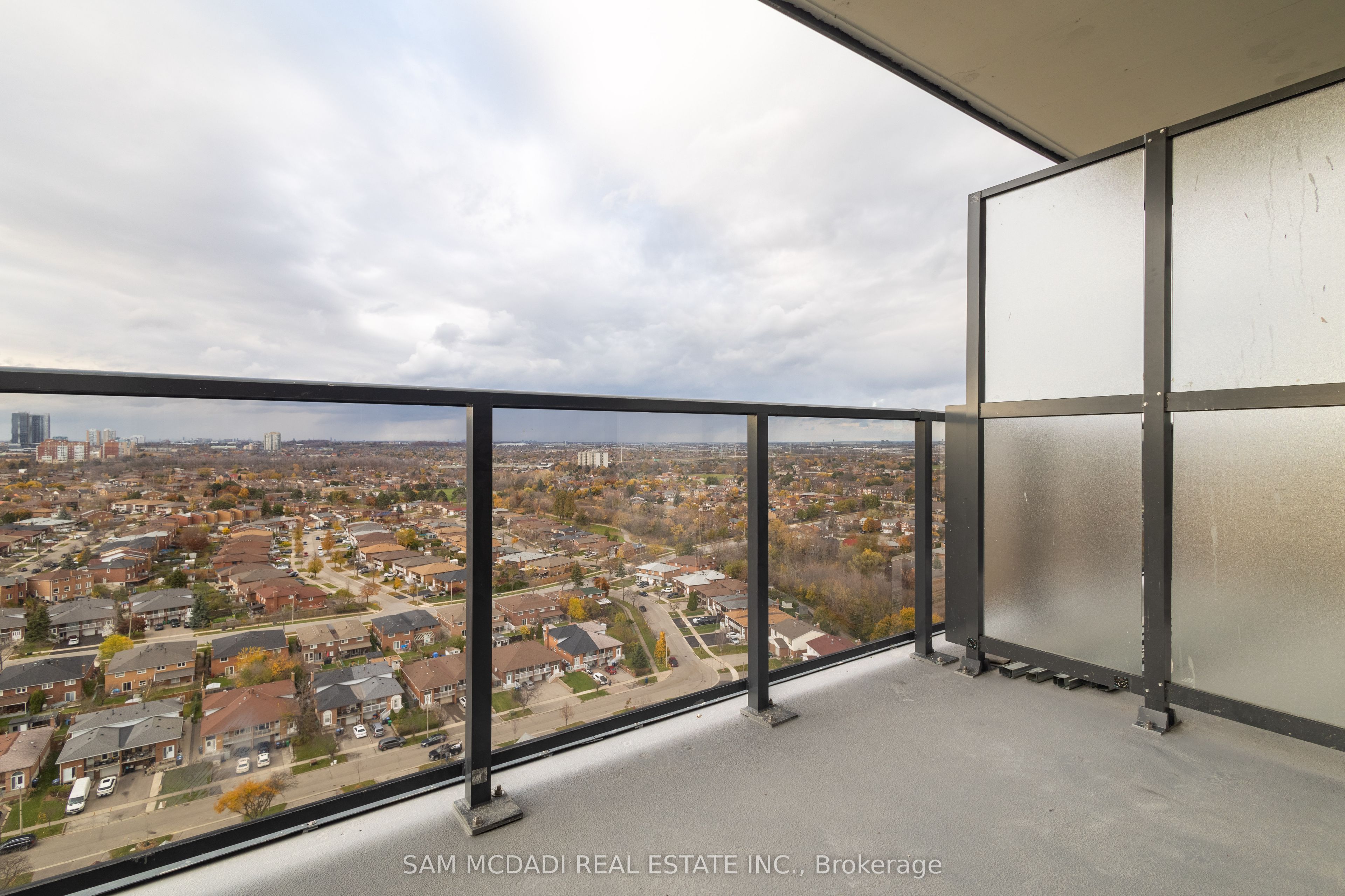 202 Burnhamthorpe Road E, #2004