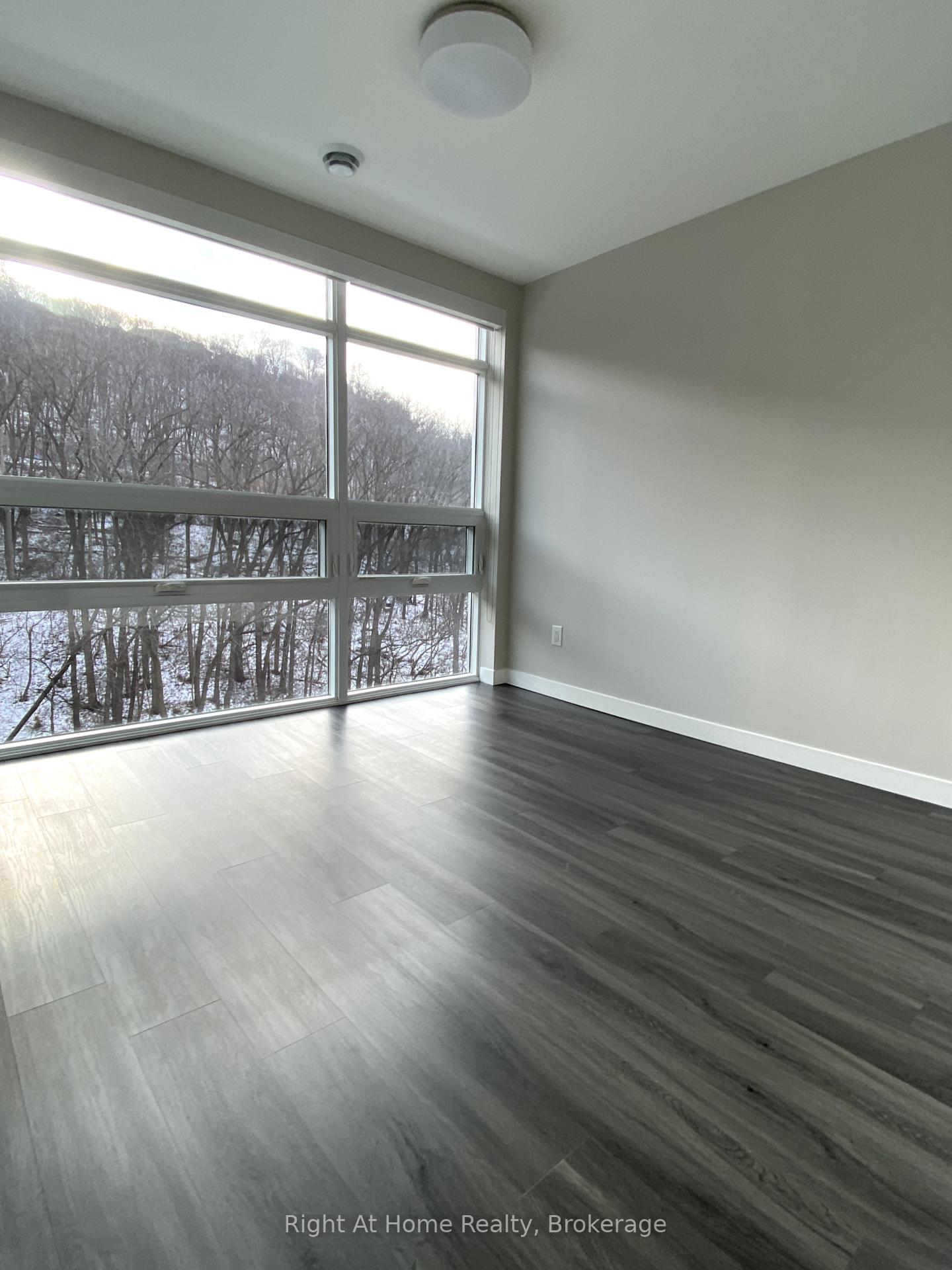 2 Bedrooms Condo at 455 Charlton, Hamilton For sale