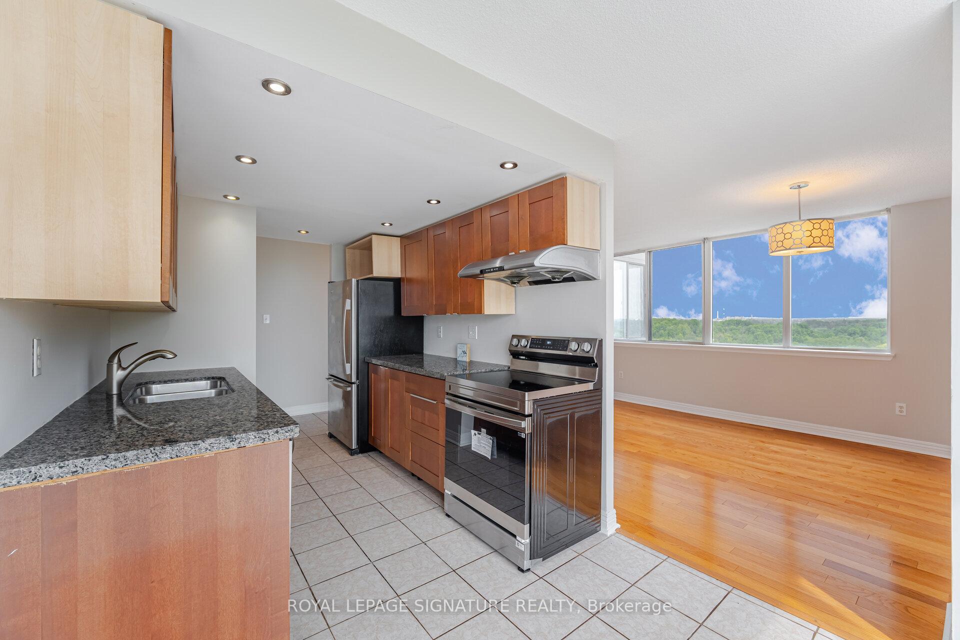 3 Bedrooms Condo at 10 Markbrook, Toronto For sale