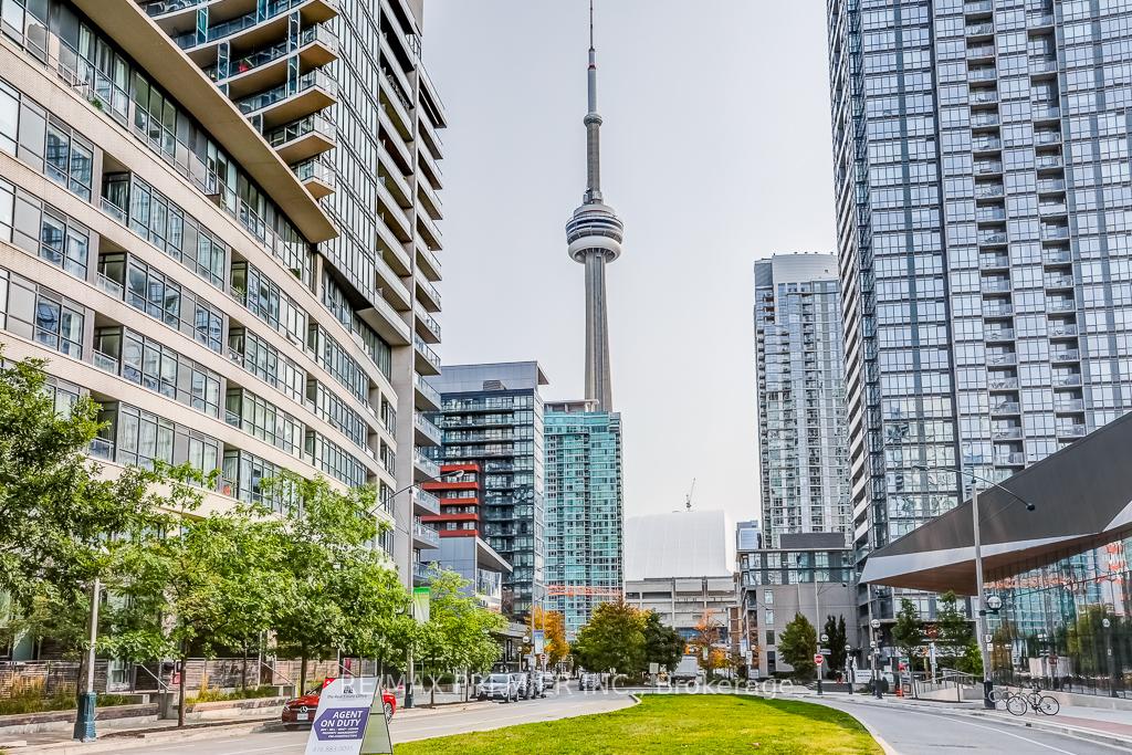 2 Bedrooms Condo at 10 Capreol, Toronto For sale