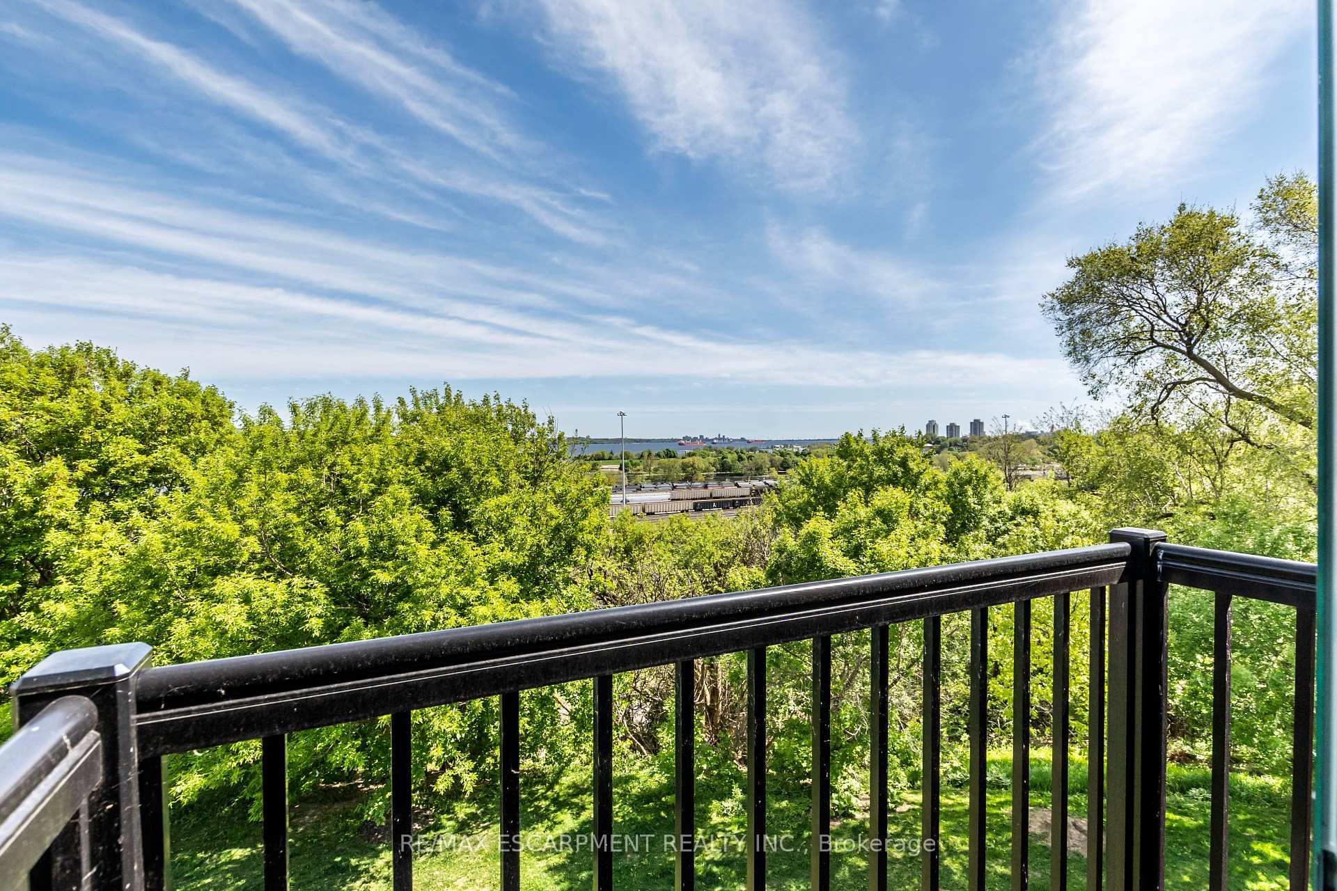 3 Bedrooms Condo at 290 Barton, Hamilton For sale
