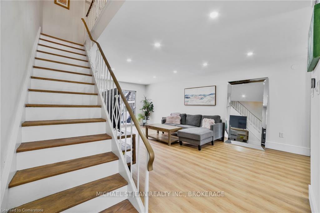 2 Bedrooms Condo at 621 Francis, Burlington For sale