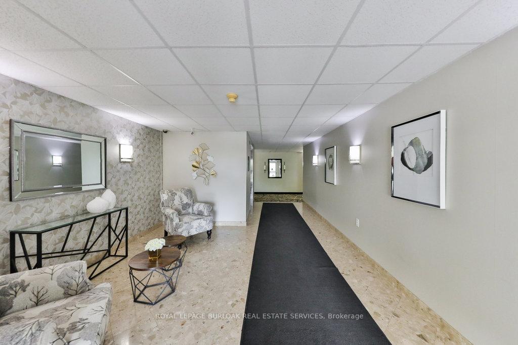 2 Bedrooms Condo at 216E Plains, Burlington For sale