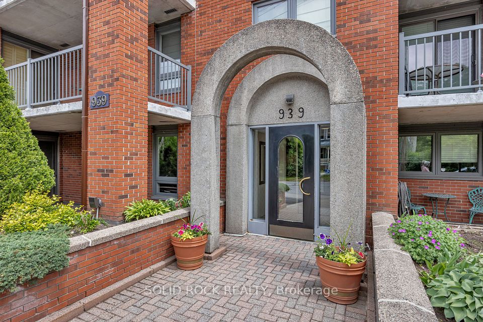 939 North River