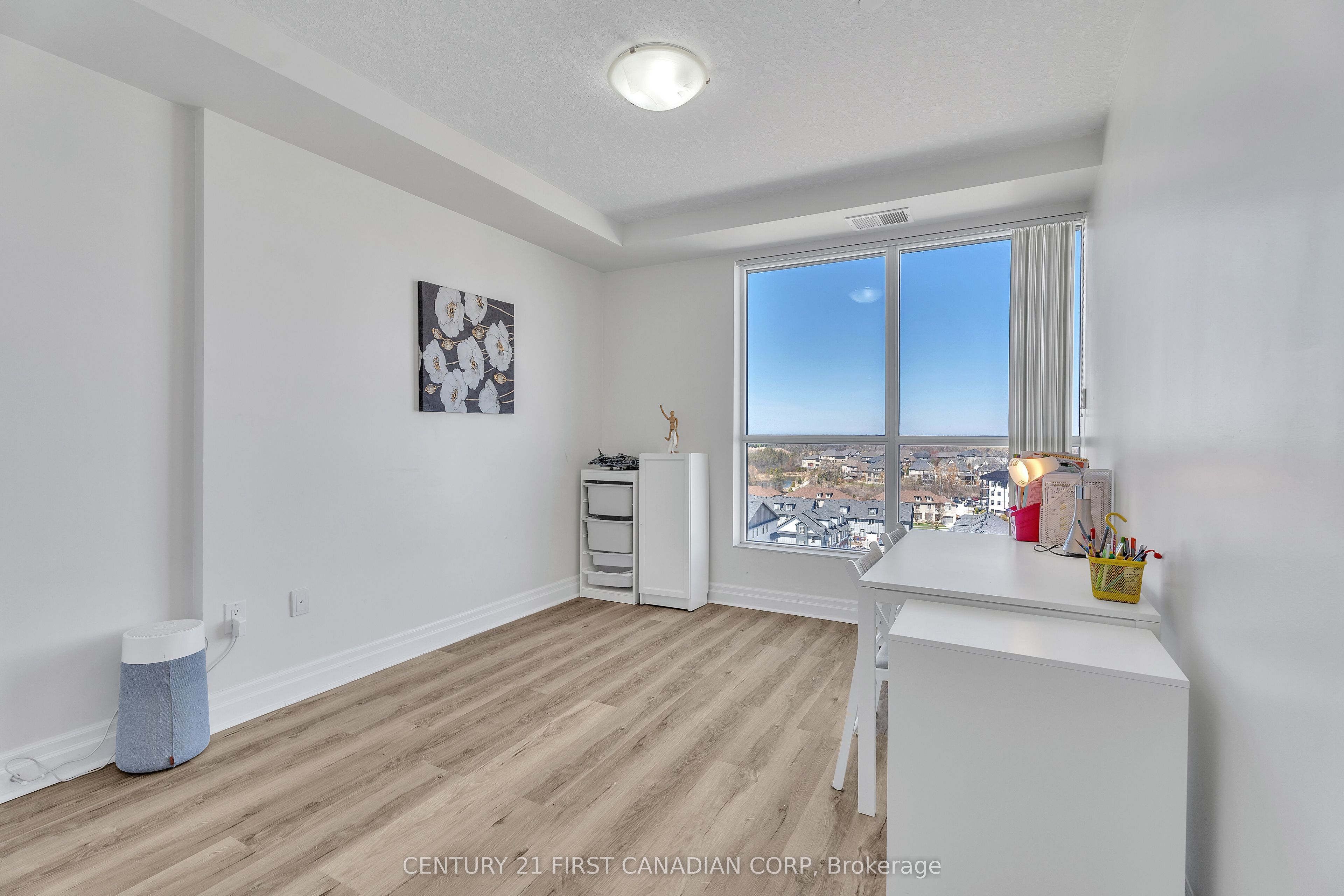 240 Villagewalk Boulevard, #812
