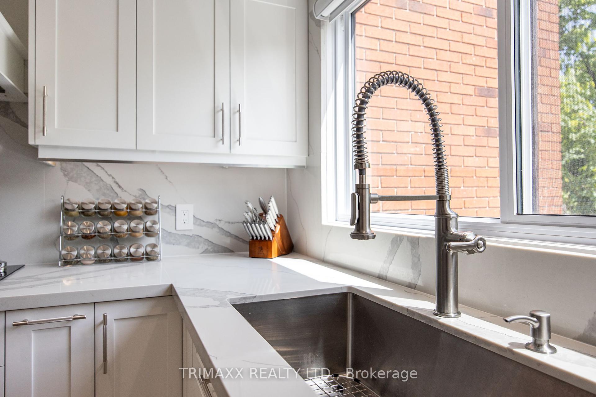 4 Bedrooms Condo at 4165 Fieldgate, Mississauga For sale